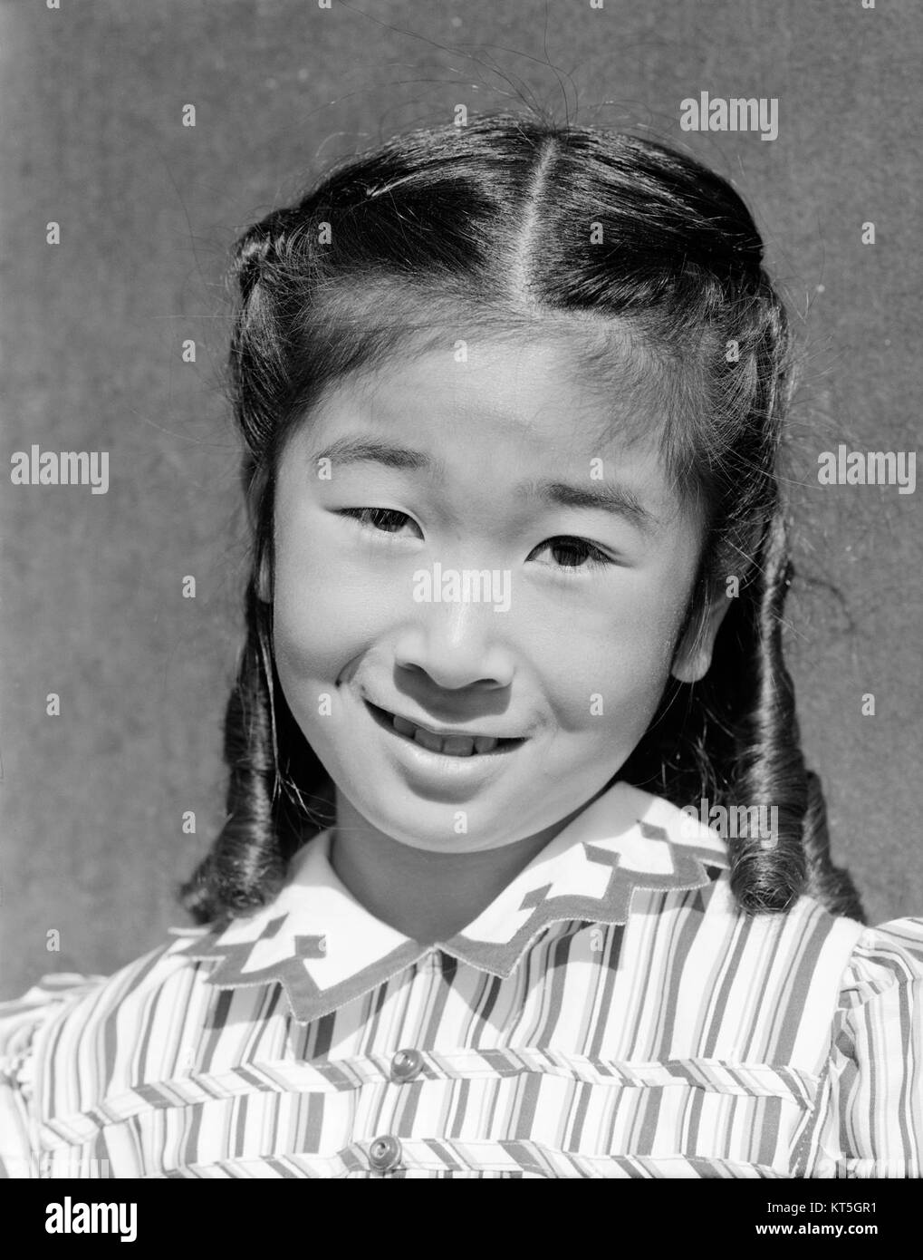 Dieses ikonische Foto von Ansel Adams zeigt Joyce Yuki Nakamura, eine japanische Amerikanerin, im Internierungslager Manzanar während des Zweiten Weltkriegs. Das Porträt zeigt die menschliche Widerstandsfähigkeit unter den Ungerechtigkeiten der harten Bedingungen des Lagers. Stockfoto