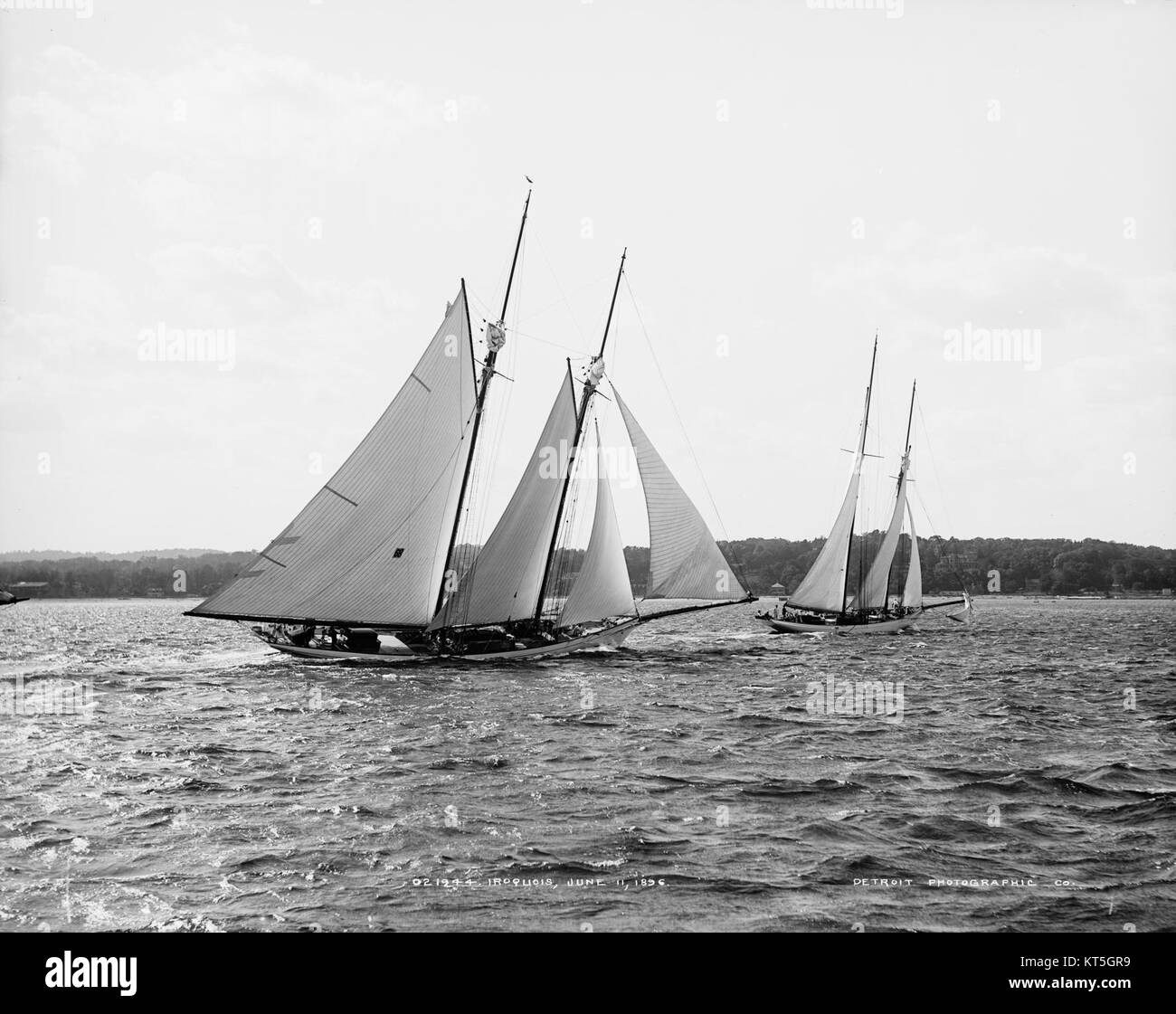 Der Schooner Irokesen ist ein historisches Holzschiff, das ursprünglich 1883 erbaut wurde und für sein unverwechselbares Design und seine Verwendung beim Segeln bekannt ist. Sie ist erhalten und ein prominentes Beispiel für maritimes Erbe, das häufig in Ausstellungen und Ausstellungen zur maritimen Geschichte gezeigt wird. Stockfoto