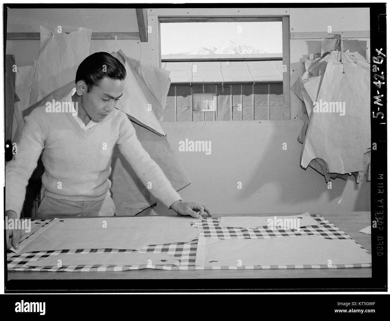 Ansel Adams' Foto von Manzanar fängt die krasse Schönheit und historische Bedeutung des Ortes ein, der für seine Rolle während der japanisch-amerikanischen Internierung im Zweiten Weltkrieg bekannt ist. Stockfoto