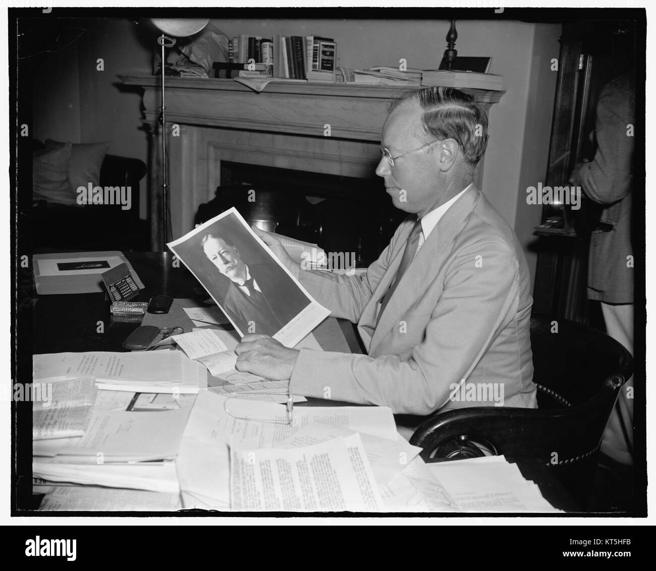 Senator Robert A. Taft, eine Schlüsselfigur der Republikanischen Partei, wird im August 1939 gesehen, da er seine Kandidatur für die Präsidentschaftskandidatur 1940 in Betracht zieht. In diesem Bild reflektiert er ein Bild seines Vaters William Howard Taft, der dreißig Jahre zuvor die republikanische Nominierung beantragt hatte. Dieser Moment unterstreicht die anhaltende Beteiligung der Taft-Familie an der amerikanischen Politik. Stockfoto