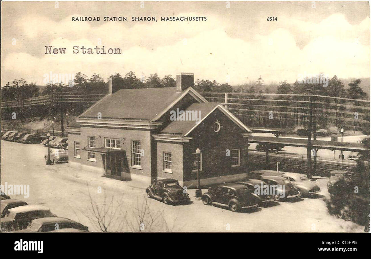 Diese Postkarte aus den späten 1930er Jahren zeigt Sharon Station, einen historischen Bahnhof in den Vereinigten Staaten. Das Bild erfasst die architektonische Gestaltung des Bahnhofs und seine Rolle in der Verkehrsgeschichte. Stockfoto