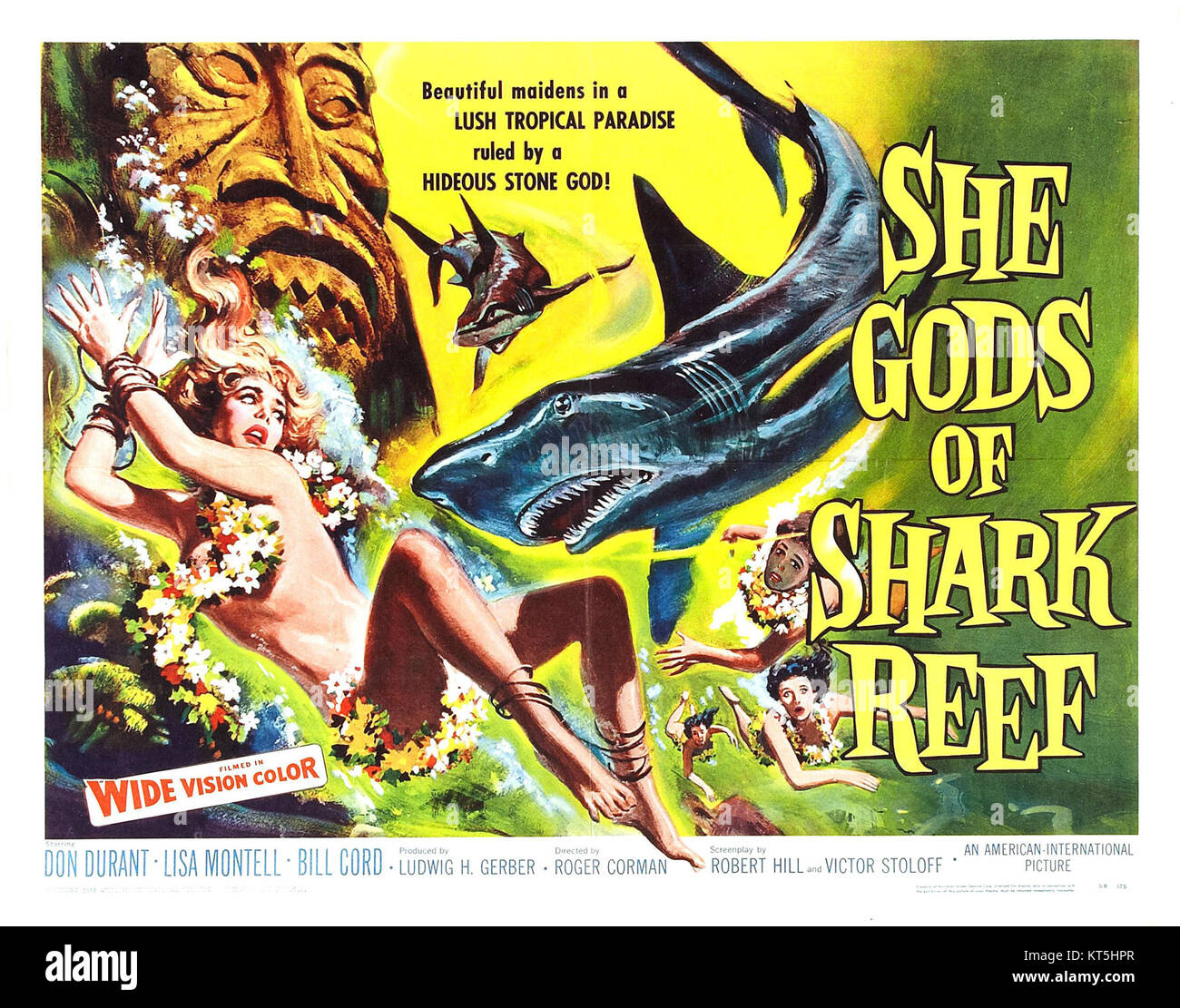 Das Poster für den Film „She Gods of Shark Reef“ (1958) zeigt ein markantes Design, das die tropische Umgebung des Films und seine Überlebensgeschichte auf einer abgelegenen Insel zeigt. Der Film ist ein Kultklassiker aus dem Adventure-Genre der 1950er Jahre. Stockfoto
