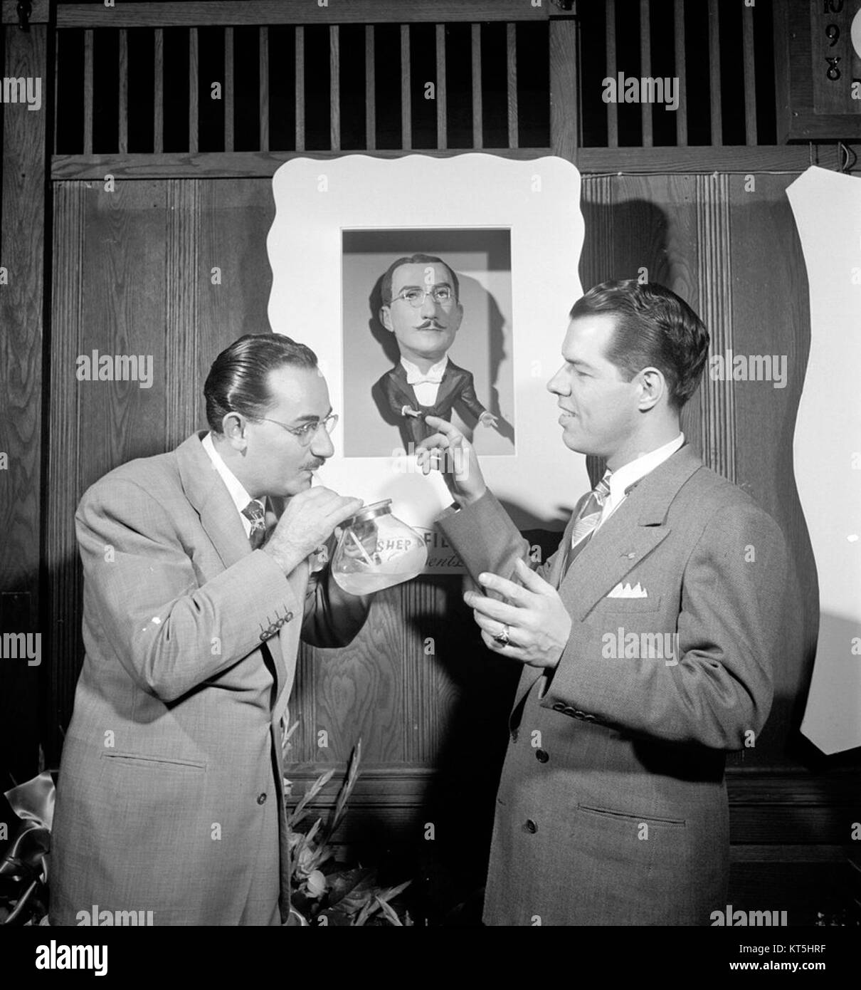 Ein Foto der Bandleader Shep Fields und Tex Beneke aus dem Jahr 1947 im Glen Island Casino, einem berühmten Jazz- und Swing-Veranstaltungsort in New York. Stockfoto