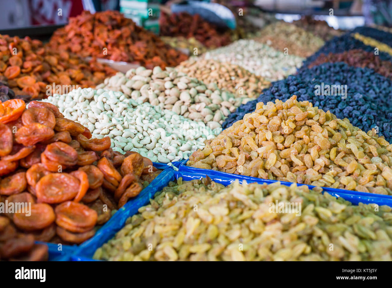 Trockenfrüchte und Gewürze wie Cashewnüsse, Rosinen, Nelken, Anis, etc. auf dem Display für Verkauf in einem Osh Basar in Bischkek, Kirgisistan. Stockfoto