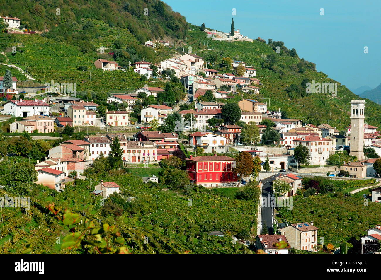 Die schönen Hügel Stadt Valdobbiadene Italien in den Trevisio Bereich. Stockfoto