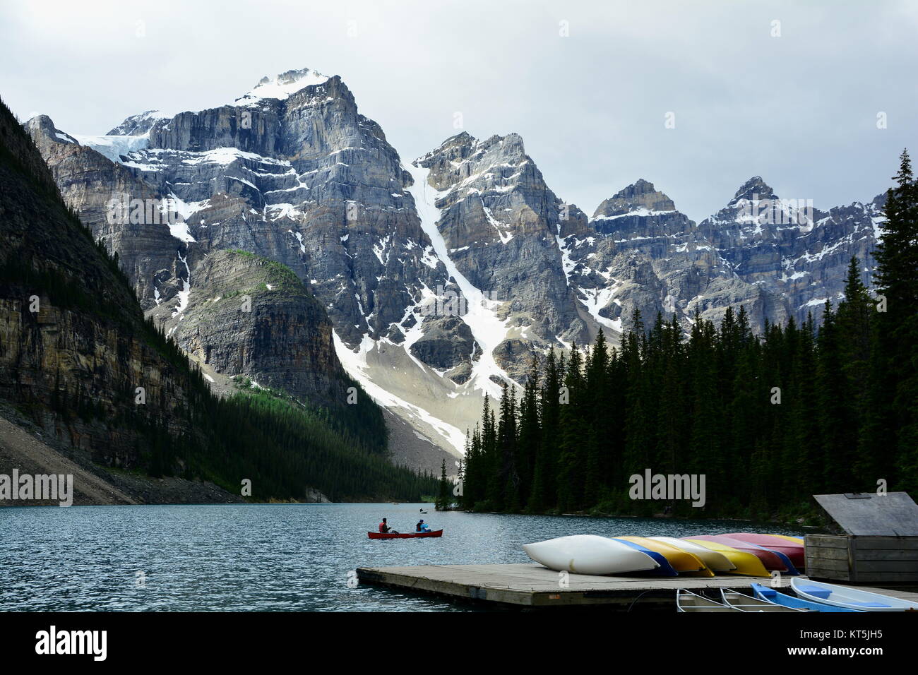 Kanufahren auf dem Moraine Lake am Lake Louise im Banff National Park. Berglandschaft am Moraine Lake. Stockfoto