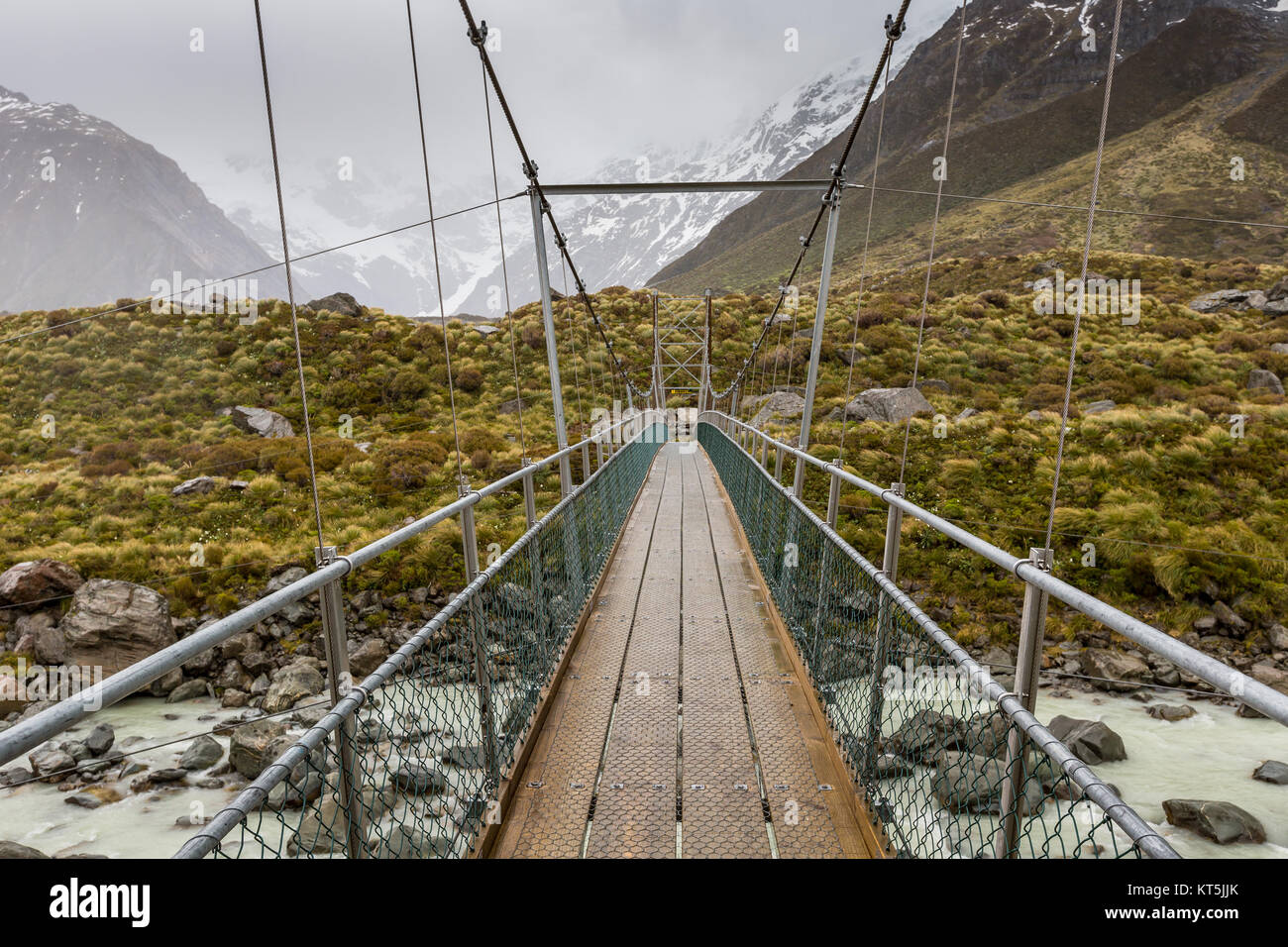 Brücke über Hooker Fluss im Aoraki Nationalpark Neuseeland Stockfoto