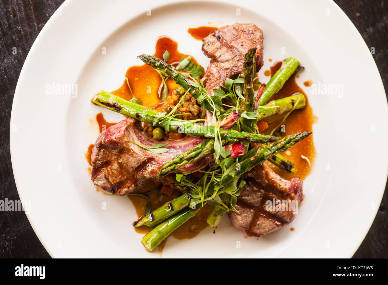 Lamm Lutscher mit indonesischen gebratenen Reis und Spargel von oben betrachtet, die Sammlung, die Ballard Inn and Restaurant, Ballard, Santa Ynez Va Stockfoto