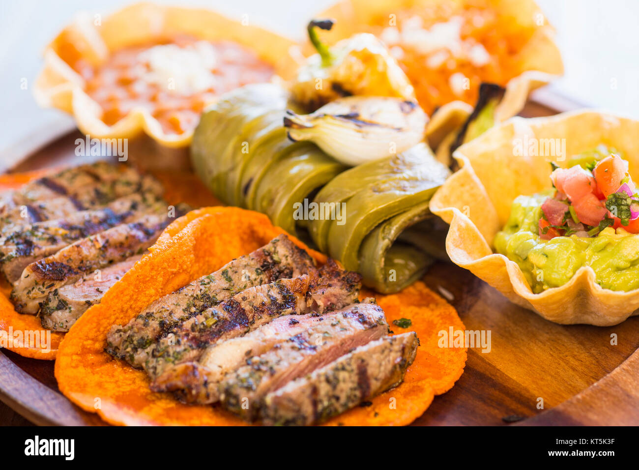 Rib Eye Tacos mit refried Bohnen, Reis und Guacamole, Santo Mezcal, Santa Barbara, Kalifornien Stockfoto