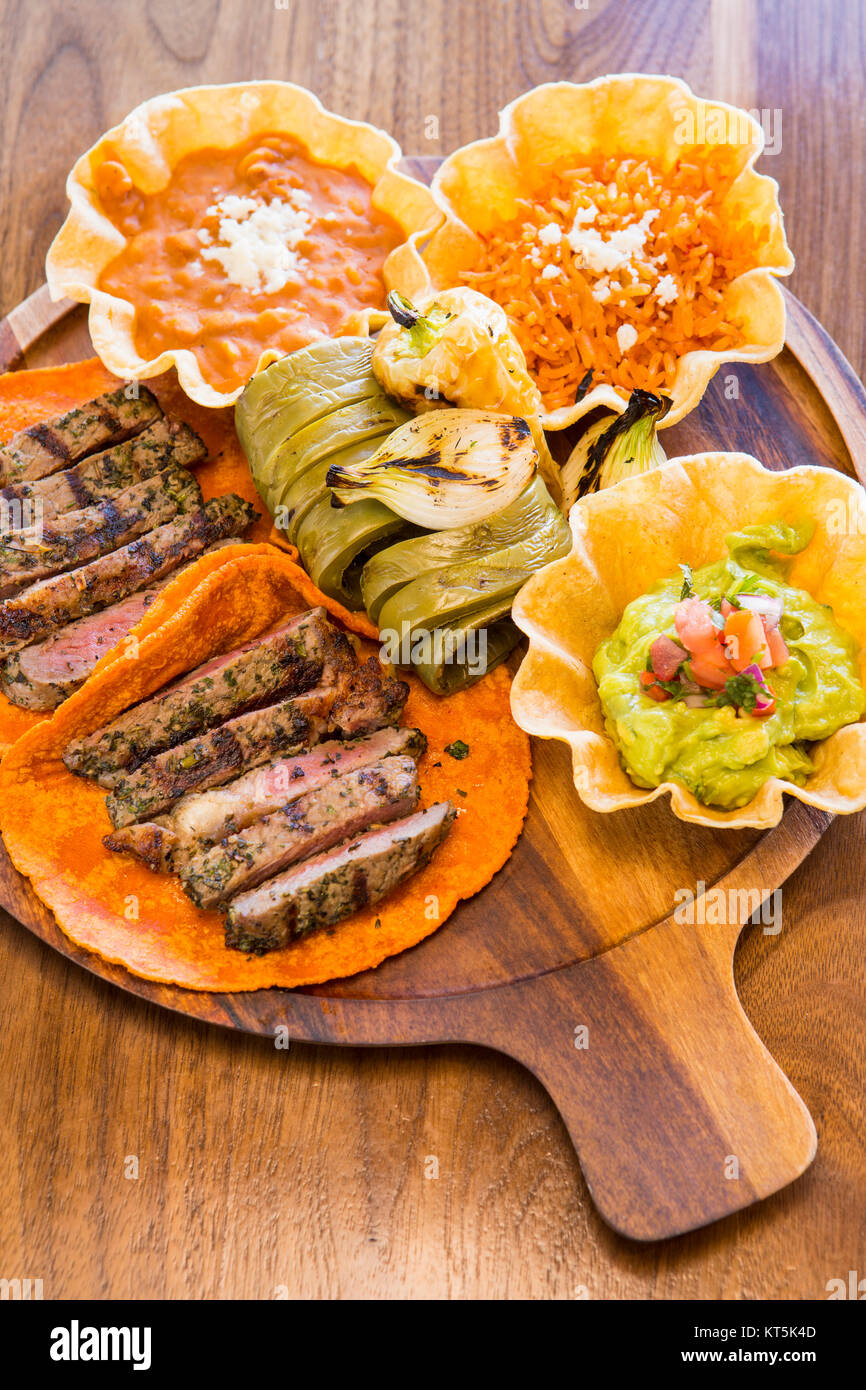 Rib Eye Tacos mit refried Bohnen, Reis und Guacamole, Santo Mezcal, Santa Barbara, Kalifornien Stockfoto