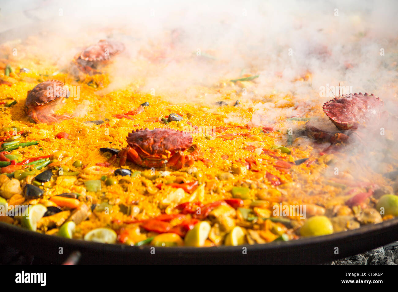 Paella mit gedämpfte Krabben, Santa Barbara Hafen und Seafood Festival, Santa Barbara, Kalifornien Stockfoto