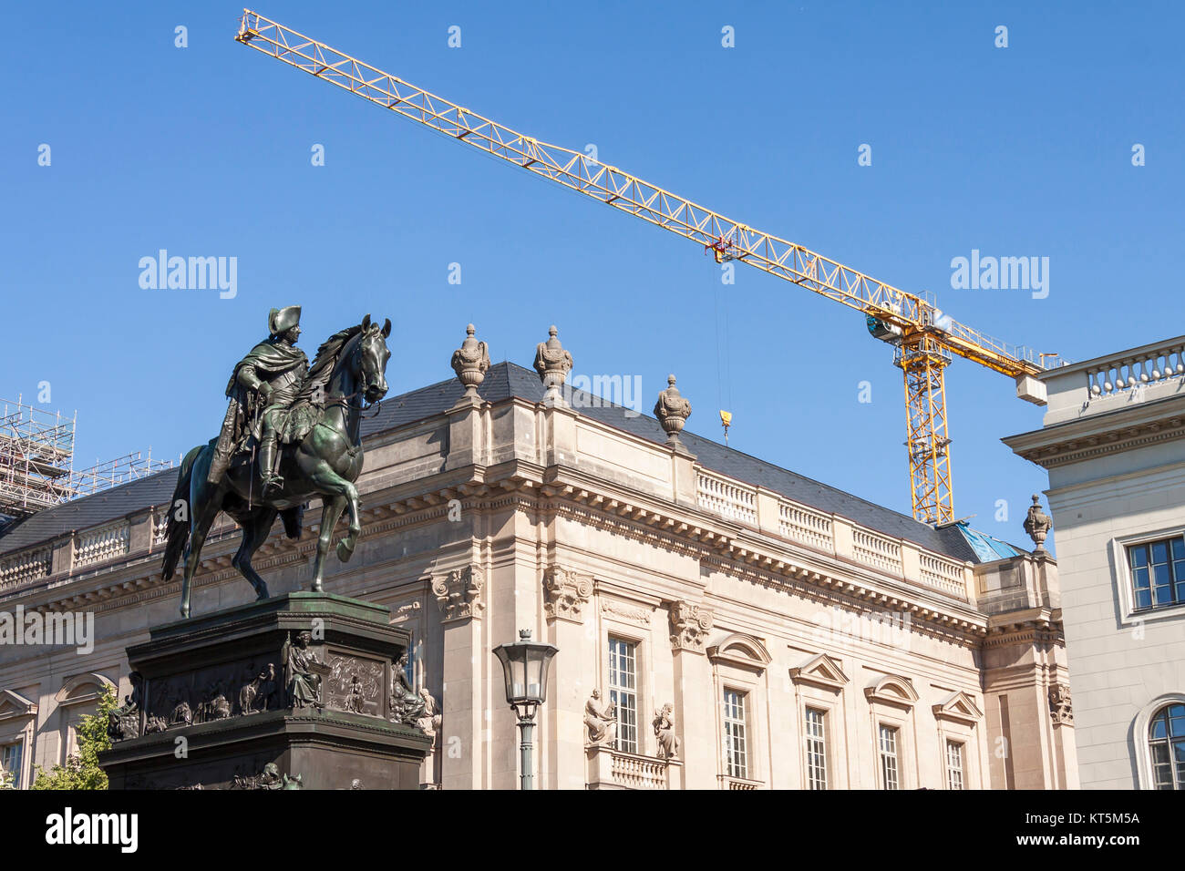 Friedrich der Große als Reiterstandbild blickt auf einen Baukran Stockfoto