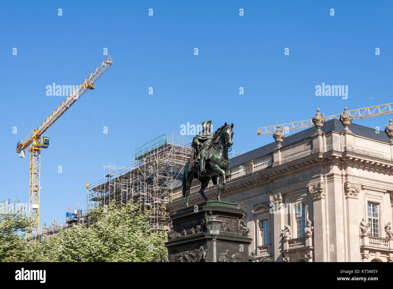 Friedrich der Große blickt in die Bauarbeiten in Berlin Stockfoto