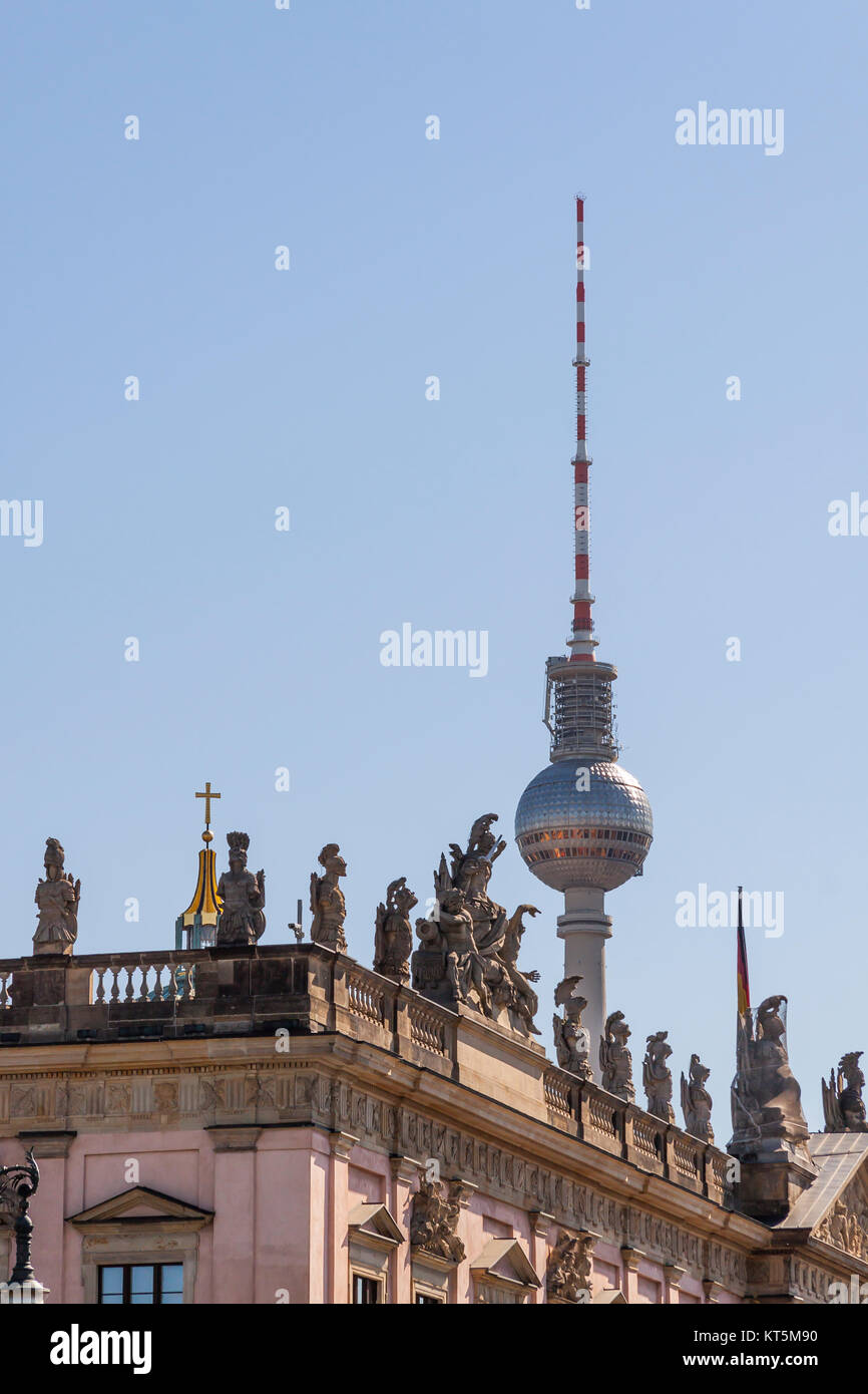 Berliner Innenstadtpanorama mit dem Zeughaus und dem Berliner Fernsehturm Stockfoto