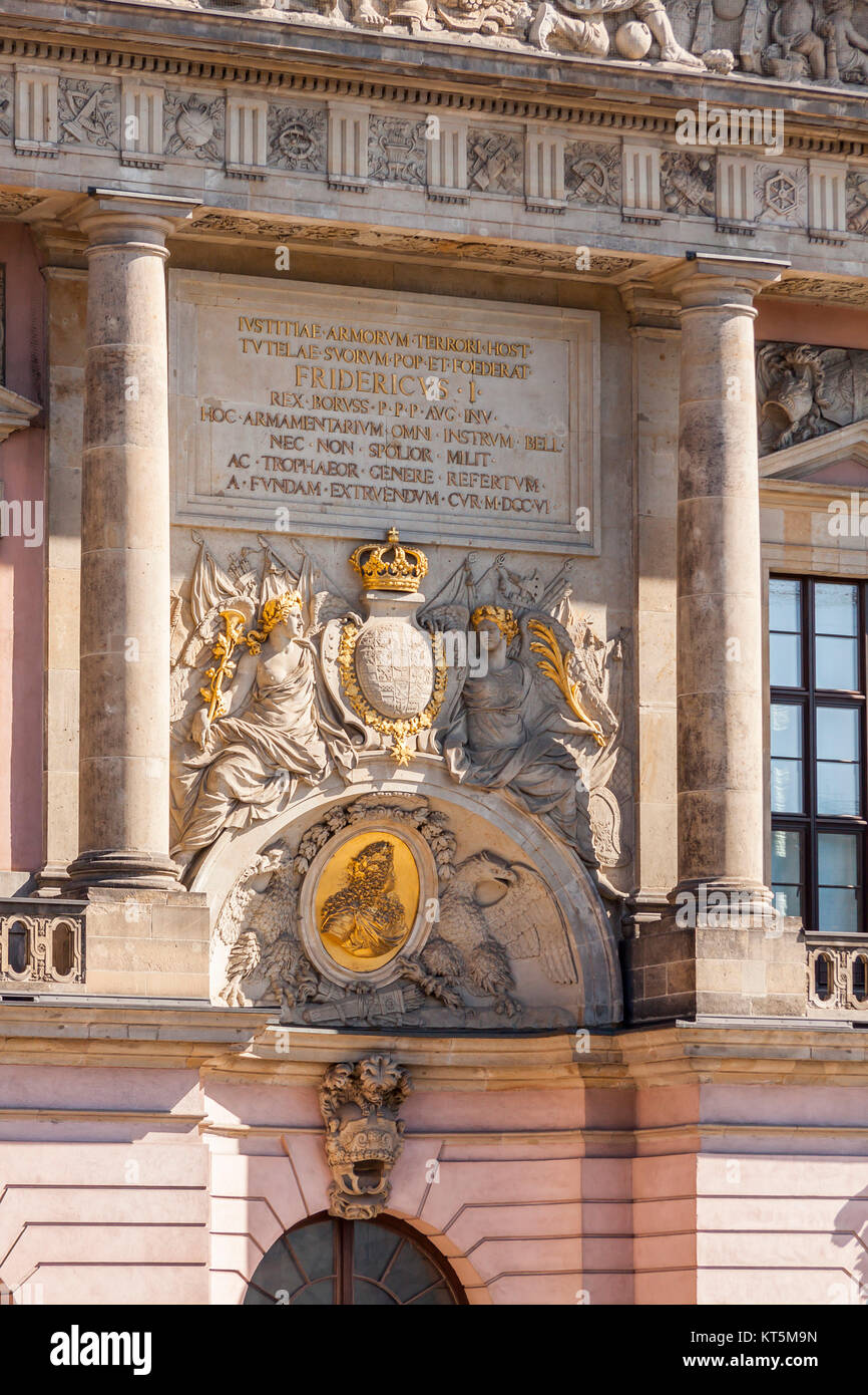 Relief über dem Haupteingang des Zeughauses in Berlin Stockfoto