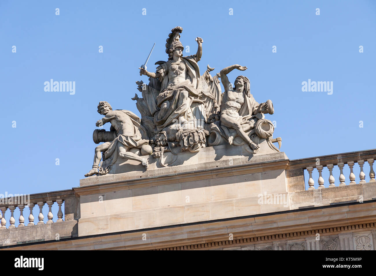 Kriegerische Balustradenplastik des Zeughauses in Berlin Stockfoto