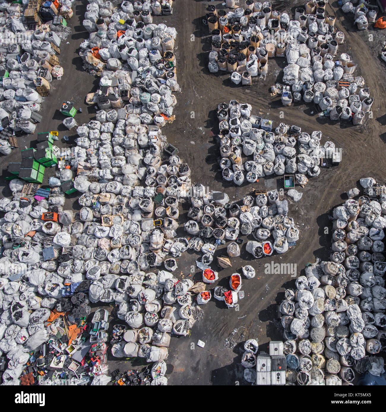 Deponie aus der Vogelperspektive Ansicht. Deponie für Lagerung von Abfällen. Ansicht von oben. Stockfoto