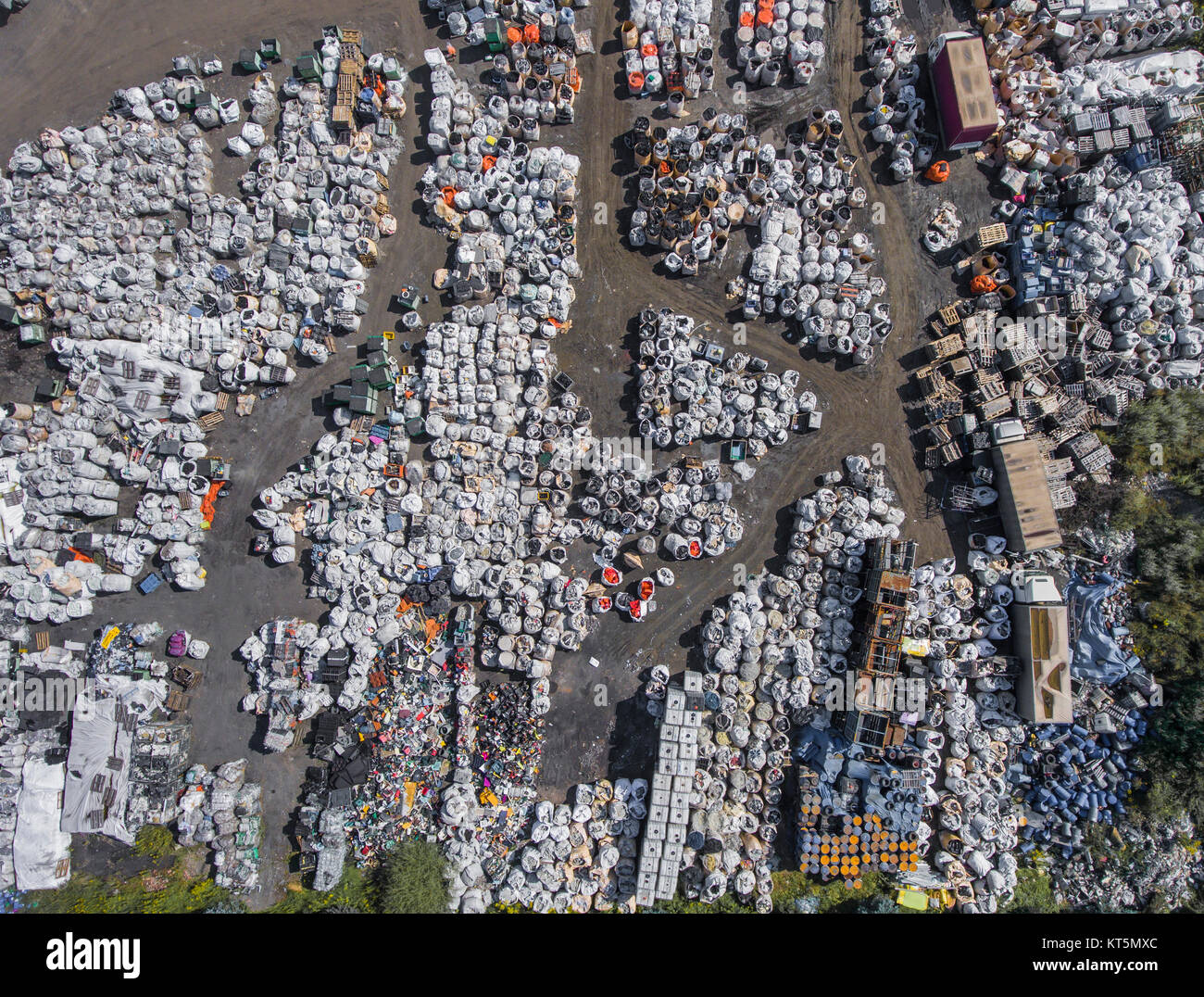 Deponie aus der Vogelperspektive Ansicht. Deponie für Lagerung von Abfällen. Ansicht von oben. Stockfoto