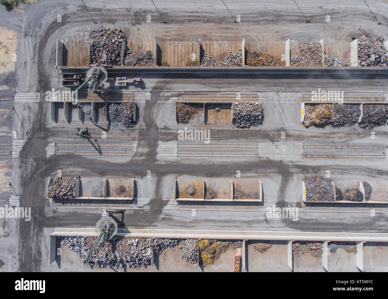 Eisen Rohstoffrecycling Haufen, Arbeitsmaschinen. Metallische Abfälle Schrottplatz. Ansicht von oben. Stockfoto