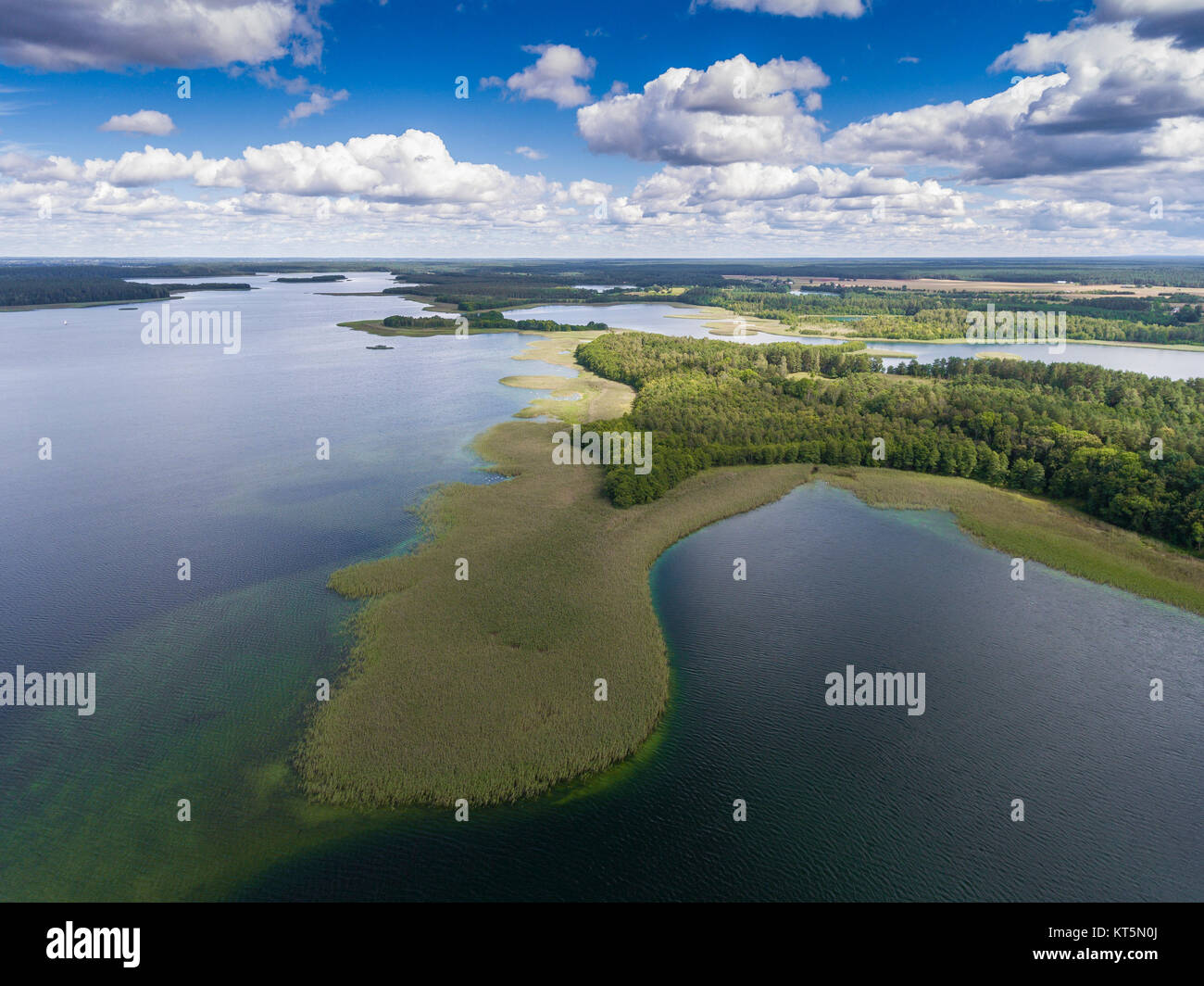 See Wigry-Nationalpark. Suwalszczyzna, Polen. Blauen Wasser und weißen Wolken. Sommer Zeit. Ansicht von oben. Stockfoto