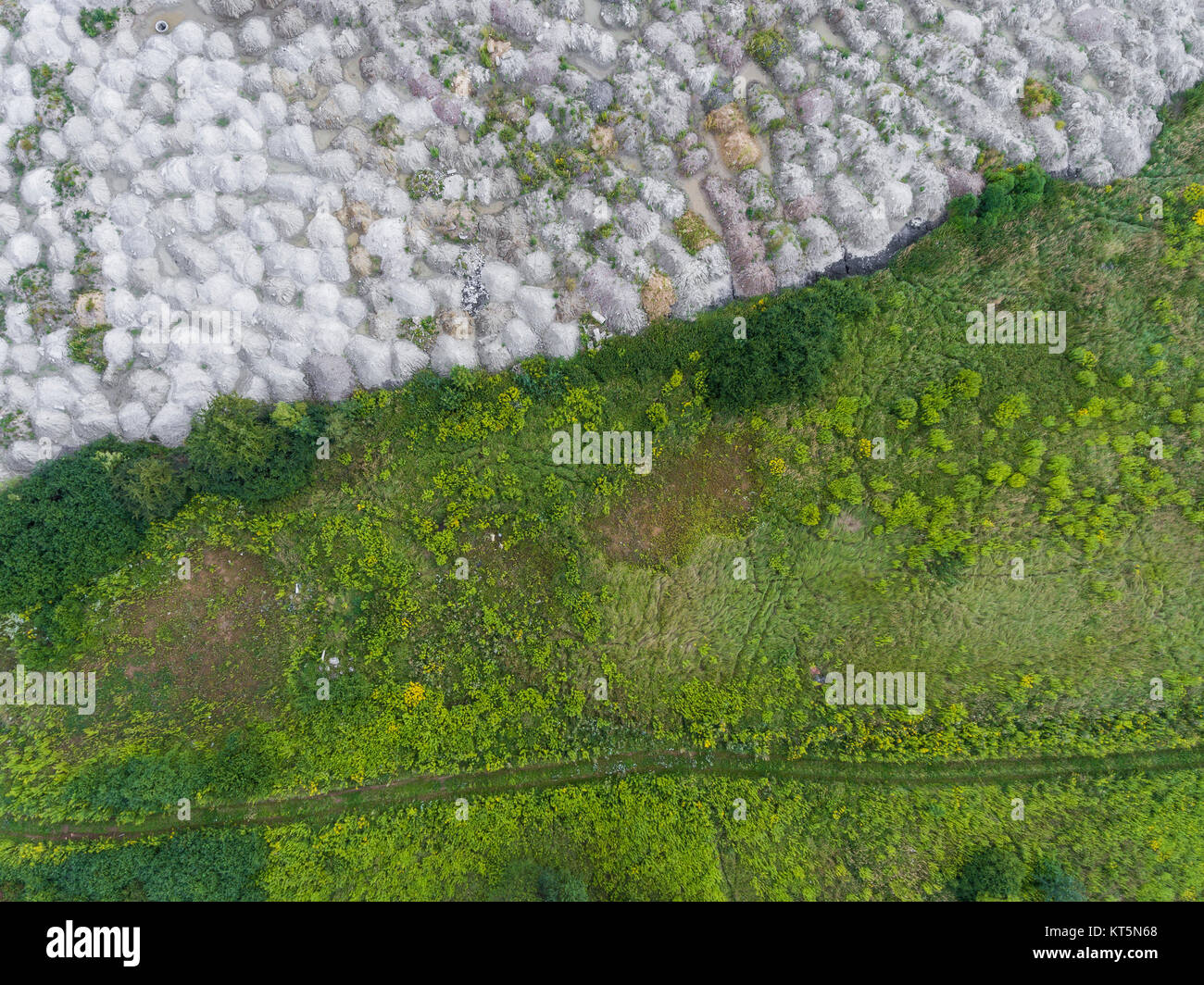 Deponie aus der Vogelperspektive Ansicht. Deponie für Lagerung von Abfällen. Ansicht von oben. Stockfoto