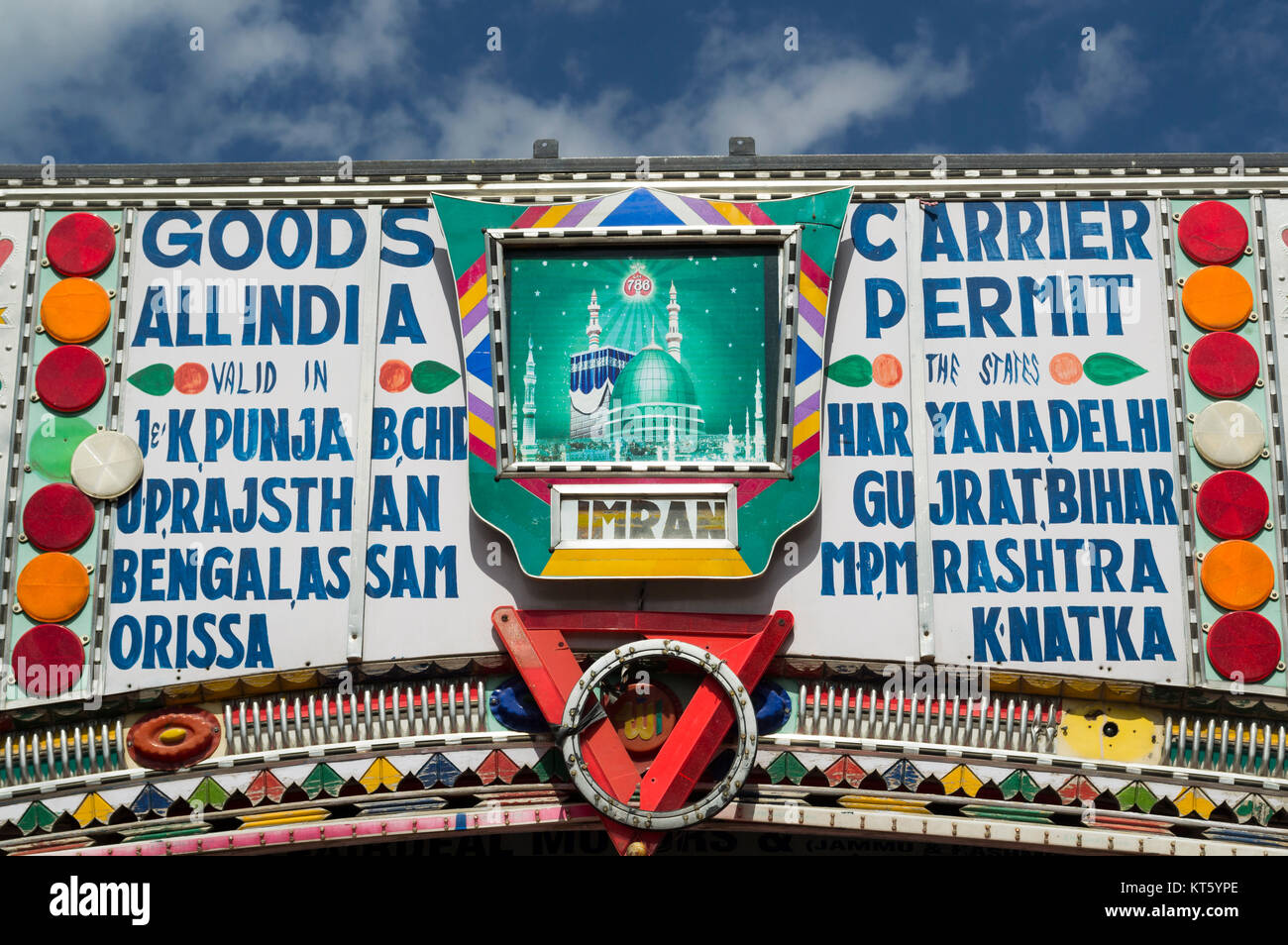 Jammu und Kaschmir, Indien. Zeichen auf Waren Träger Stockfoto