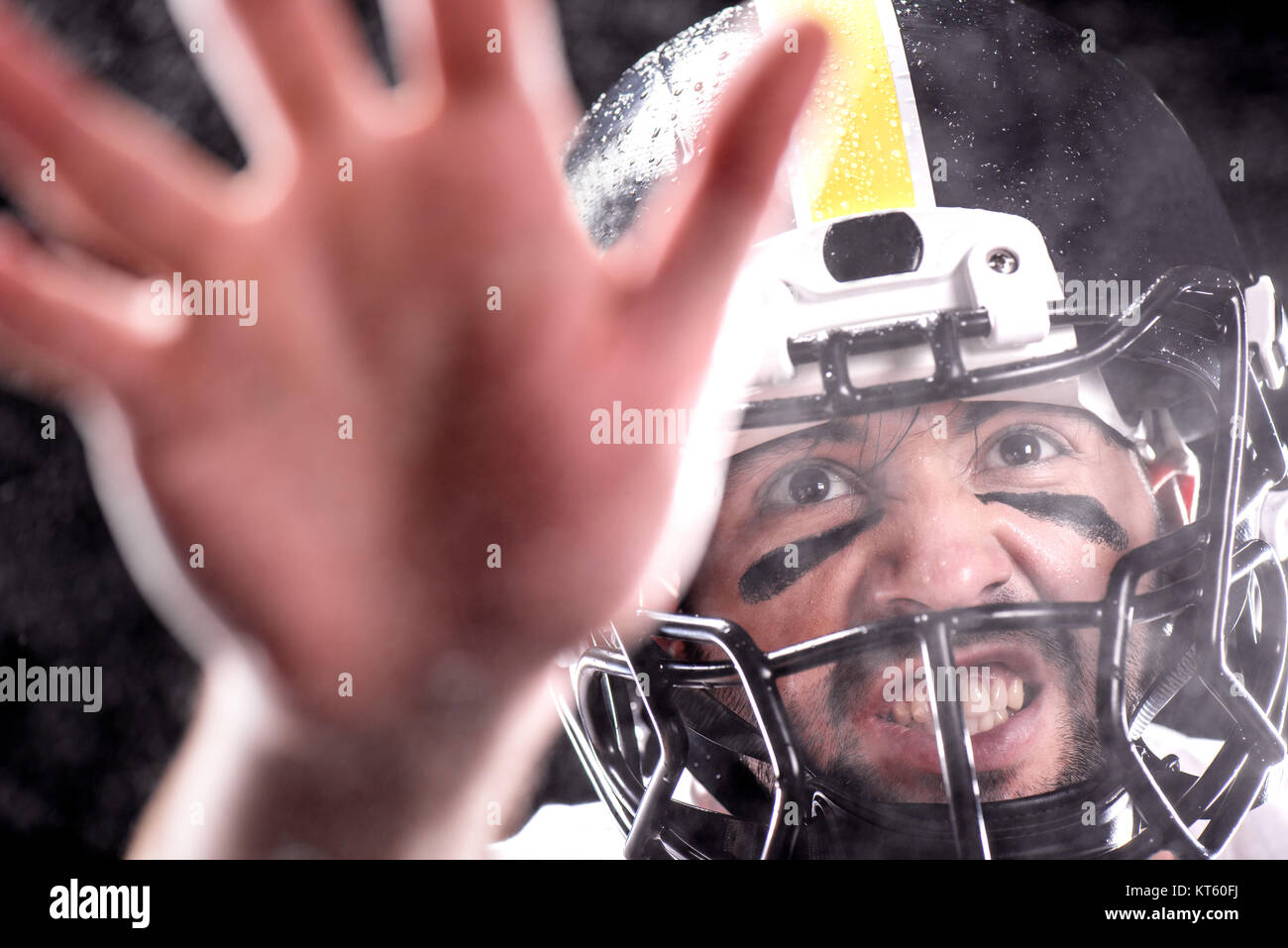 Nahaufnahme aggressiven Mann im amerikanischen Fußball spielen auf schwarzen Helm Stockfoto