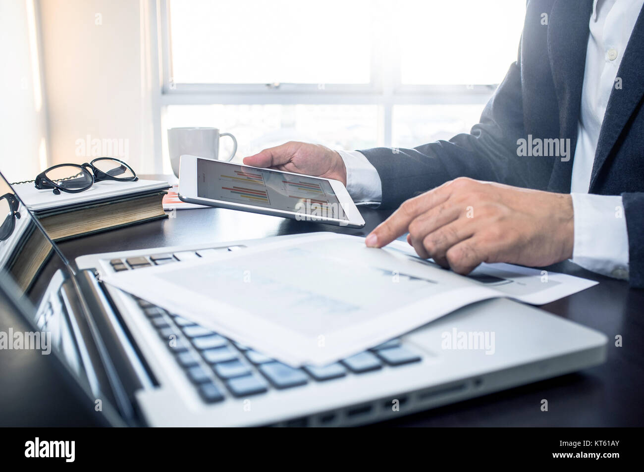 Mann mit digitalen Tablet mit finanziellen Dokument. Stockfoto