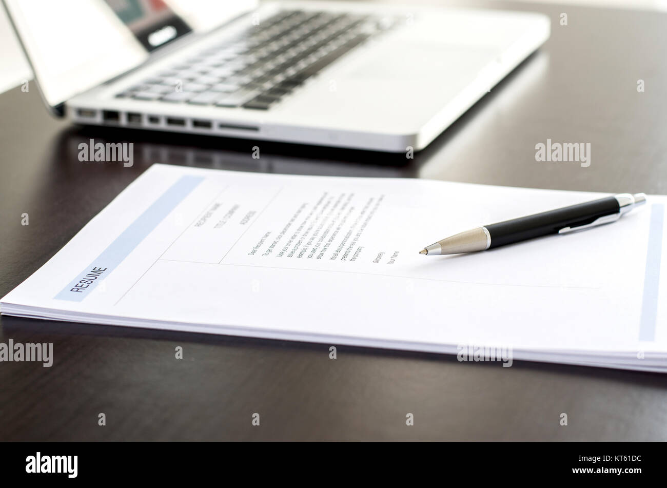 Close-up des Resume, Pen und Computer Laptop auf schwarzer Holzschreibtisch. Stockfoto