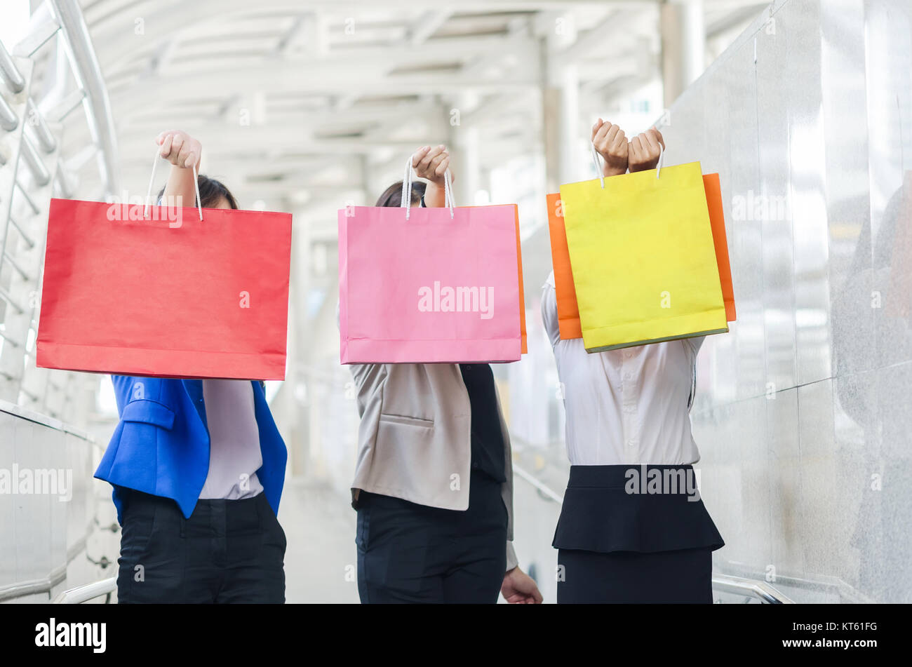 Gruppe von Shopping Asien Frauen bis Holding Einkaufstaschen. Stockfoto