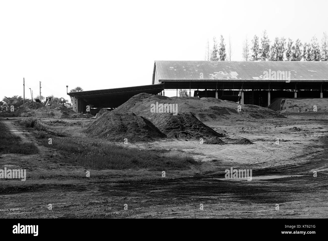 Industrie Ausgrabung Mineralboden Graben Schuppen schwarz weiß Stockfoto