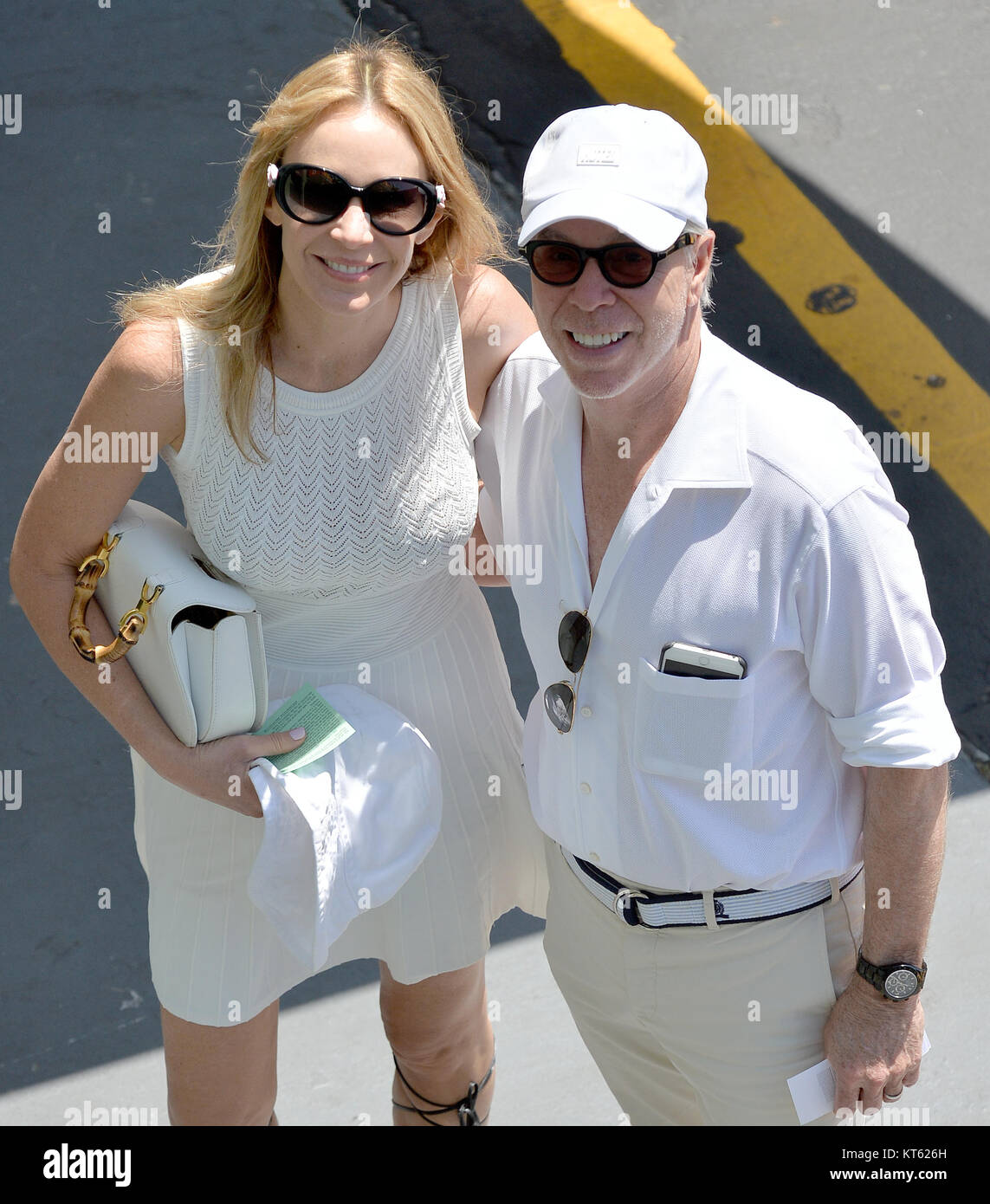 KEY BISCAYNE, FL - April 05: Designer Tommy Hilfiger und Frau Dee Ocleppo-Hilfiger ankommen in Ihrer elektrischen Auto Novak Djokovic aus Serbien Niederlage Andy Murray aus Großbritannien in den mens Endrunde während der Miami Öffnen bei Crandon Park Tennis Center am 5. April 2015 in Key Biscayne, Florida zu beobachten. Personen: Tommy Hilfiger, Dee Ocleppo-Hilfiger Stockfoto