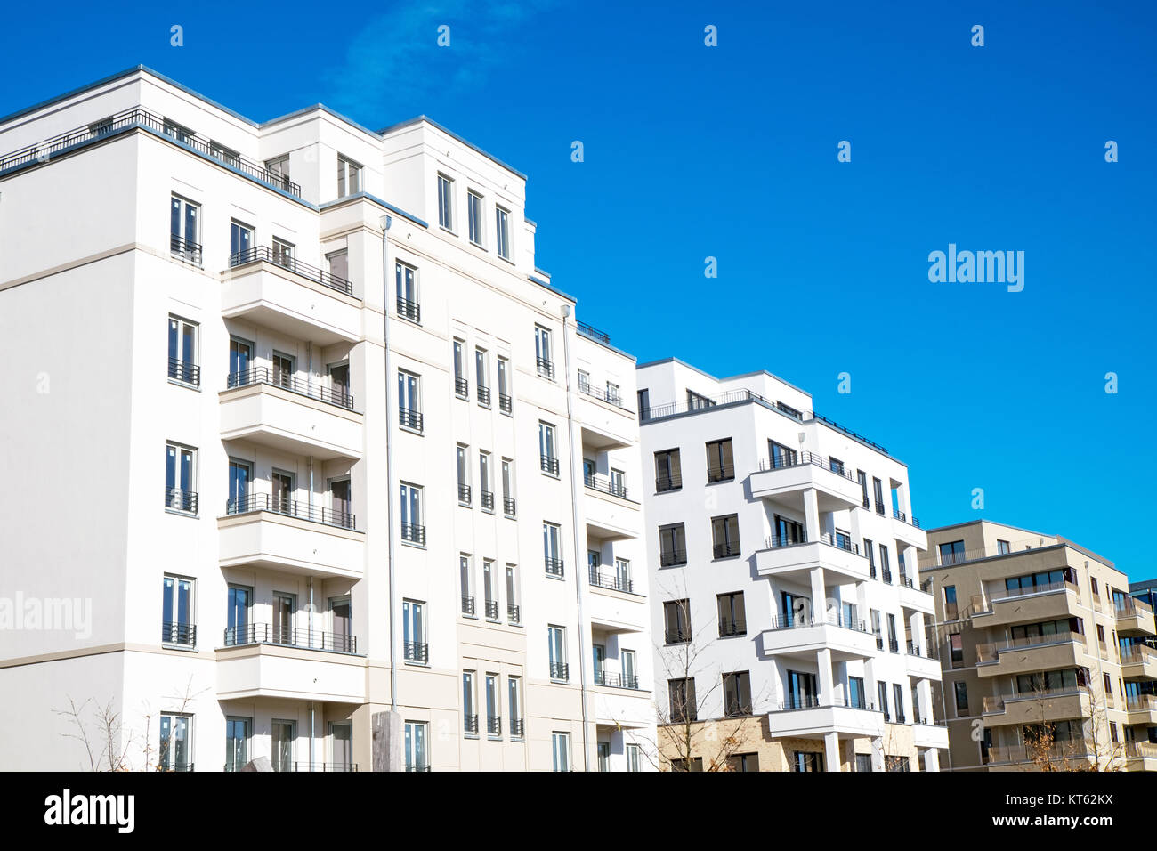 Moderne weiße Wohngebäude in berlin Stockfoto
