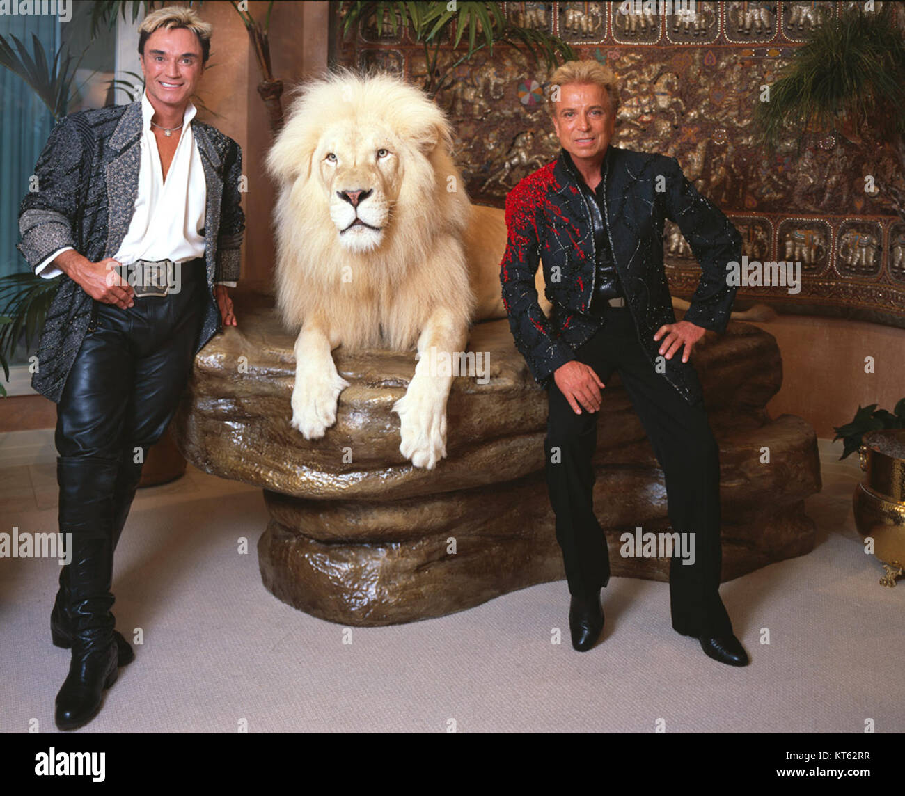Dieses berühmte Porträt von Siegfried & Roy, aufgenommen von Carol M. Highsmith, zeigt das berühmte Duo, das für seine legendären Magie- und Tierdarbietungen bekannt ist. Das Foto zeigt ihre Partnerschaft und ihren kulturellen Einfluss in der Welt der Unterhaltung. Stockfoto