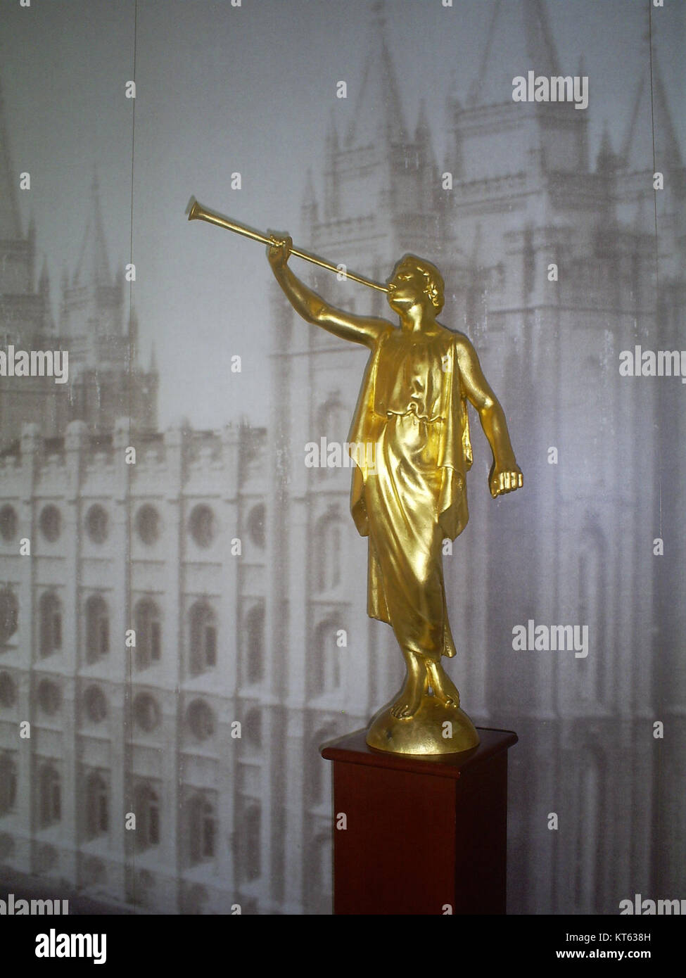 Die SLC Angel Moroni Statue befindet sich auf dem Salt Lake City Tempel in Utah. Er repräsentiert den Engel Moroni, eine bedeutende Figur in der HLT-Kirche, die den Glauben und die Verbreitung des Evangeliums symbolisiert. Stockfoto