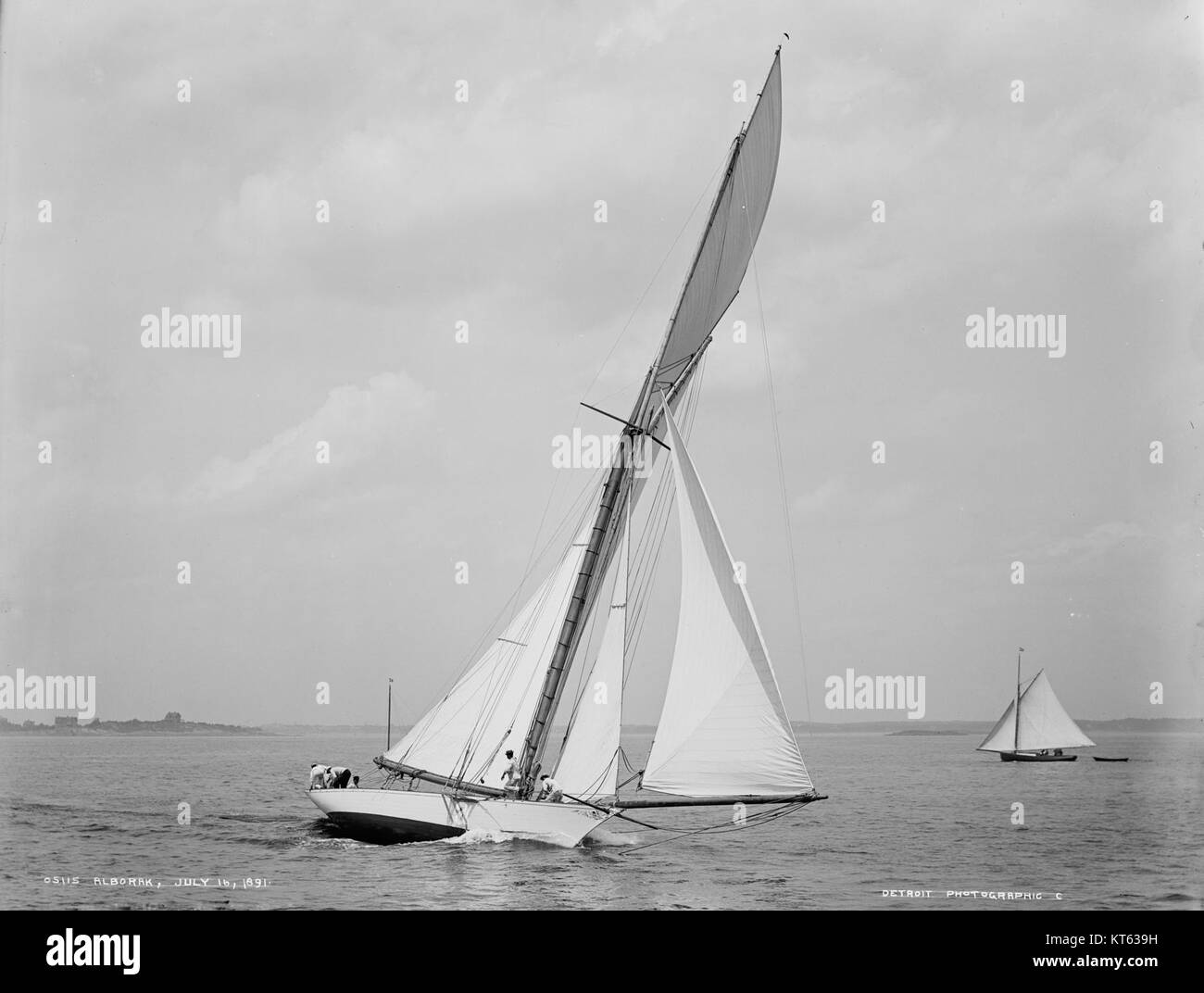 Ein Bild der Sloop Alborak-29, ein Segelschiff, das sein Design und seine Präsenz auf dem Wasser unterstreicht. Stockfoto