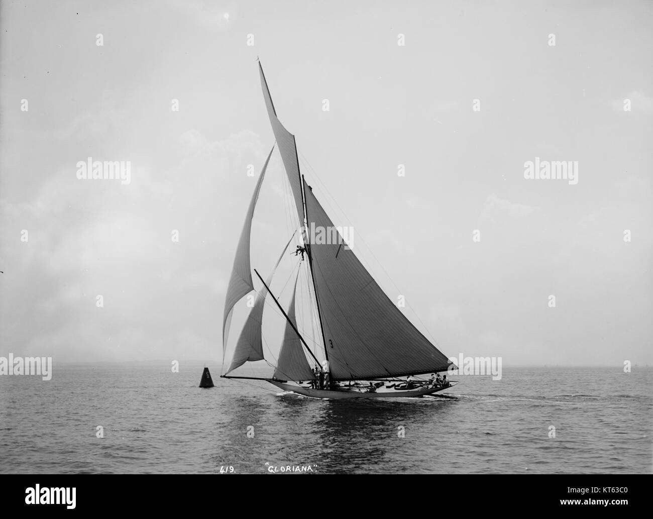 Die Sloop Gloriana-13 ist ein traditionelles hölzernes Segelschiff, das für sein historisches Design und seine Verwendung in der maritimen Geschichte bekannt ist. Stockfoto