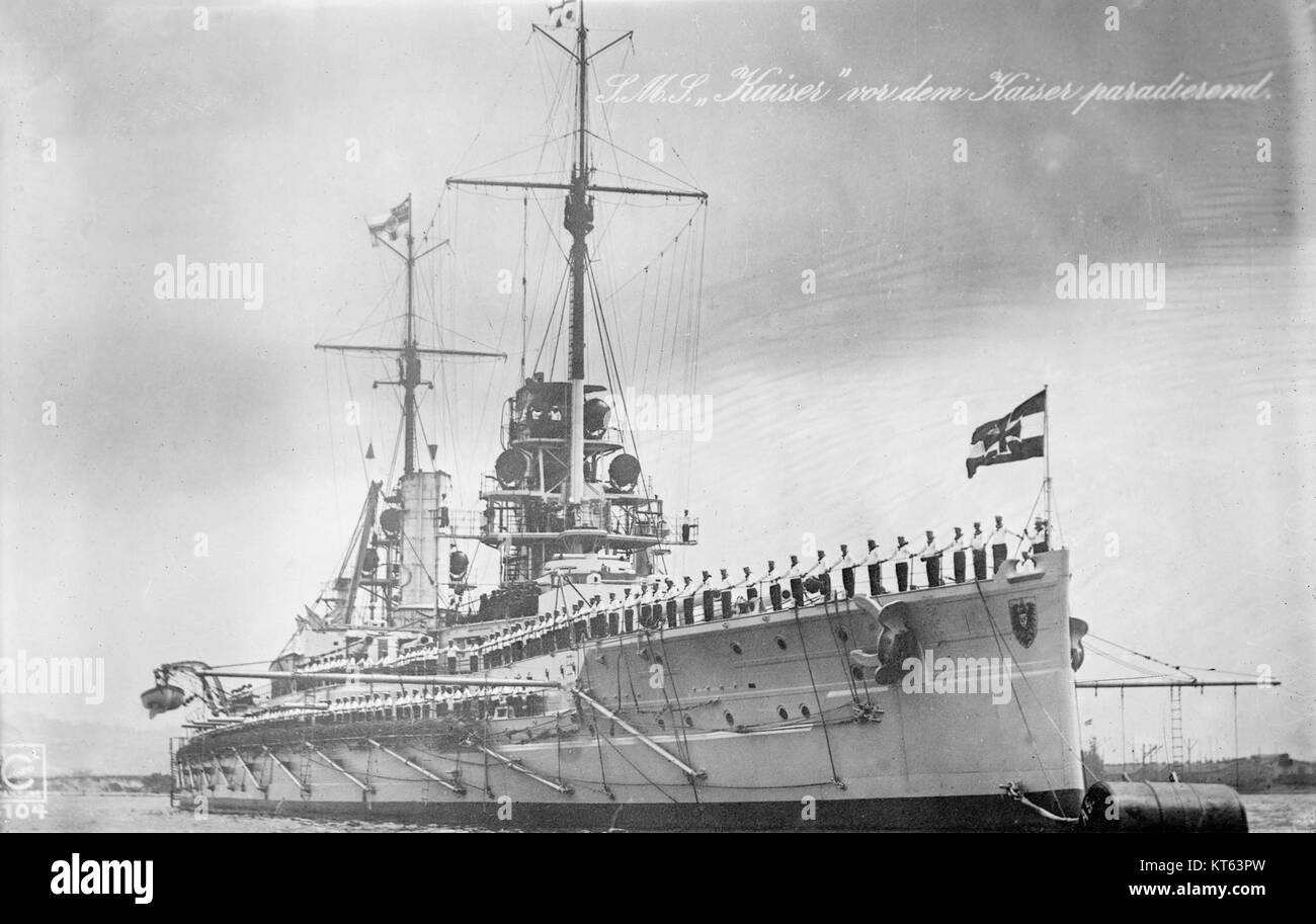 Die SMS Kaiser war ein deutsches Schlachtschiff, das an den Aktivitäten der Kaiserlichen Deutschen Marine während des Ersten Weltkriegs teilnahm. 1913–2014 war das Schlachtschiff Teil öffentlicher Paraden und Ausstellungen, was die Marinestreitkraft und den nationalen Stolz im Vorkriegsdeutschland symbolisierte. Stockfoto