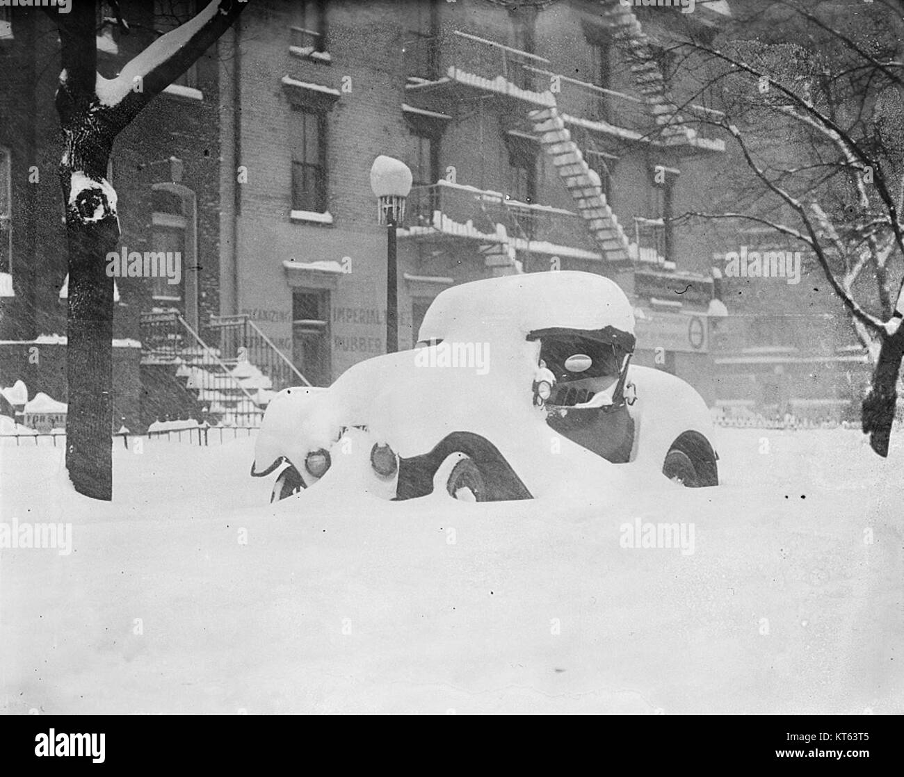 Historisches Foto von Schnee in Washington, D.C., aufgenommen 1912. Das Bild fängt die Winterlandschaft in der Hauptstadt des Landes während eines bedeutenden Schneereignisses ein. Stockfoto
