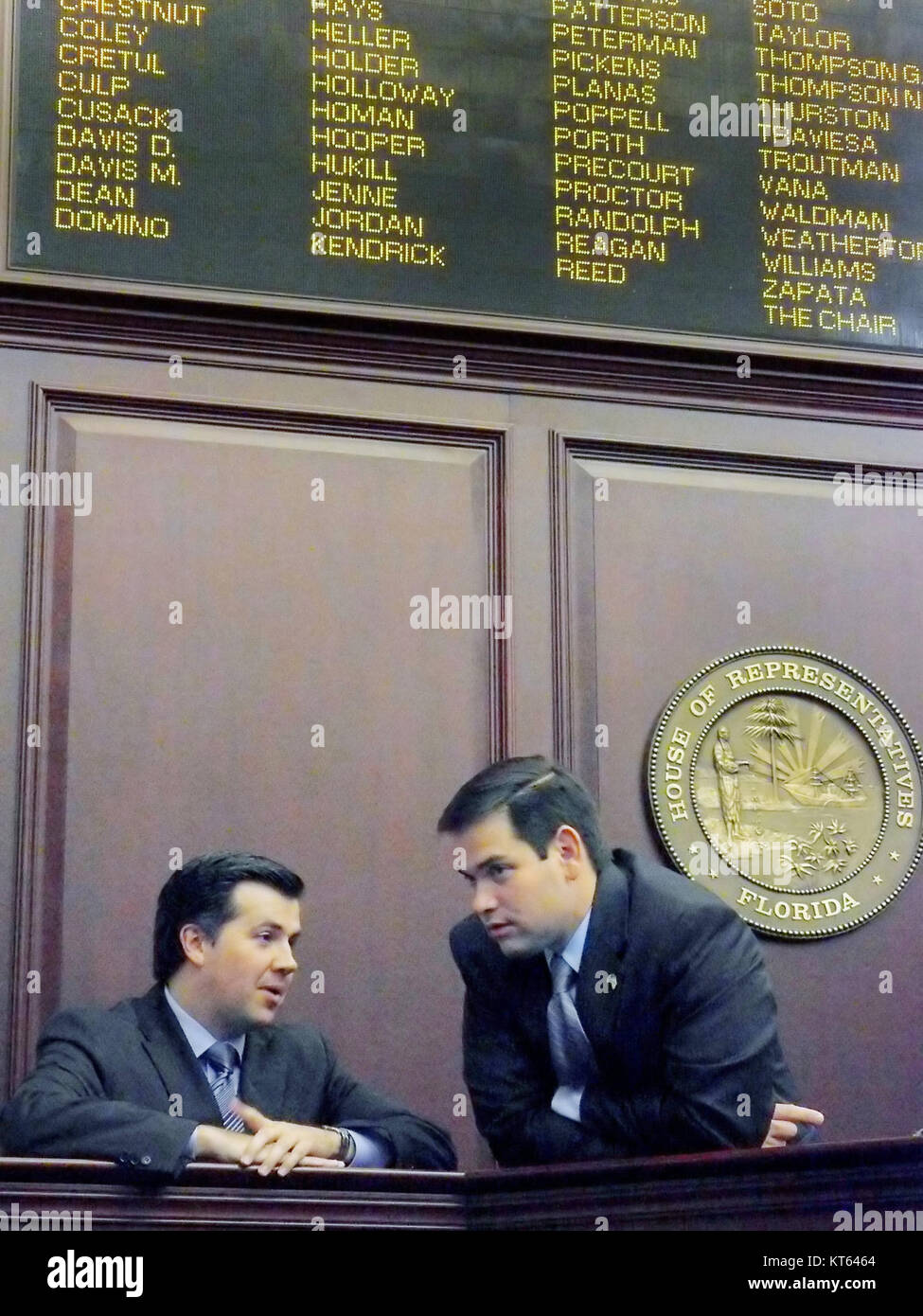 Ein Bild, das den Sprecher Rubio aufnimmt, führte eine Diskussion mit dem Vertreter Zapata am Legislativpult und stellte die Legislativverfahren vor. Stockfoto