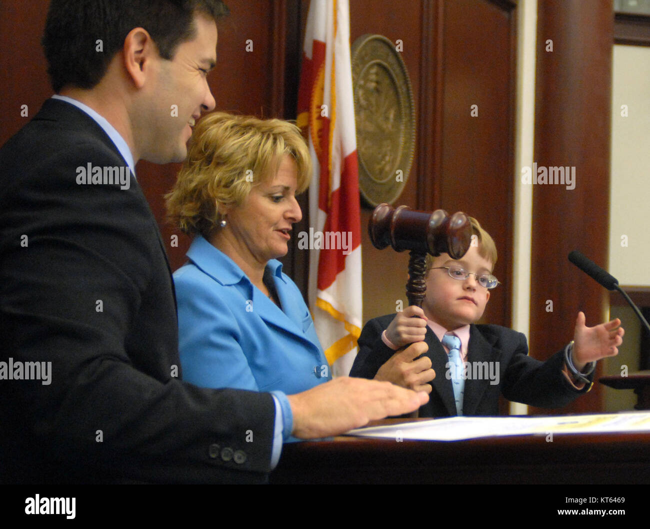 Der Sprecher Rubio, ein Amtsträger, ist dabei zu sehen, wie er einem Kind einen zeremoniellen Hammer leiht, der das Engagement der Jugendlichen und die Bedeutung der Bürgerbeteiligung symbolisiert. Dieser Akt stellt die Rolle der jungen Generation im demokratischen Prozess dar und unterstreicht die Bedeutung der Stärkung künftiger Führungspersönlichkeiten. Stockfoto