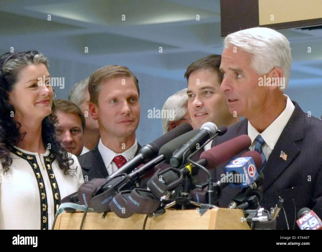 Ein Foto des Sprechers Rubio mit anderen Repräsentanten des Repräsentantenhauses, die Gouverneur Charlie Crist hören. Dieses Bild zeigt einen Moment des politischen Engagements und der Interaktion mit Führungskräften. Stockfoto