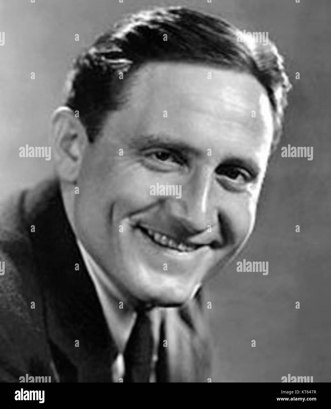 Spencer Tracy, einer der legendären Schauspieler Hollywoods, ist auf diesem Werbefoto zu sehen, das für seine ikonischen Rollen in klassischen Filmen von den 1930er bis in die 1960er Jahre bekannt ist Stockfoto