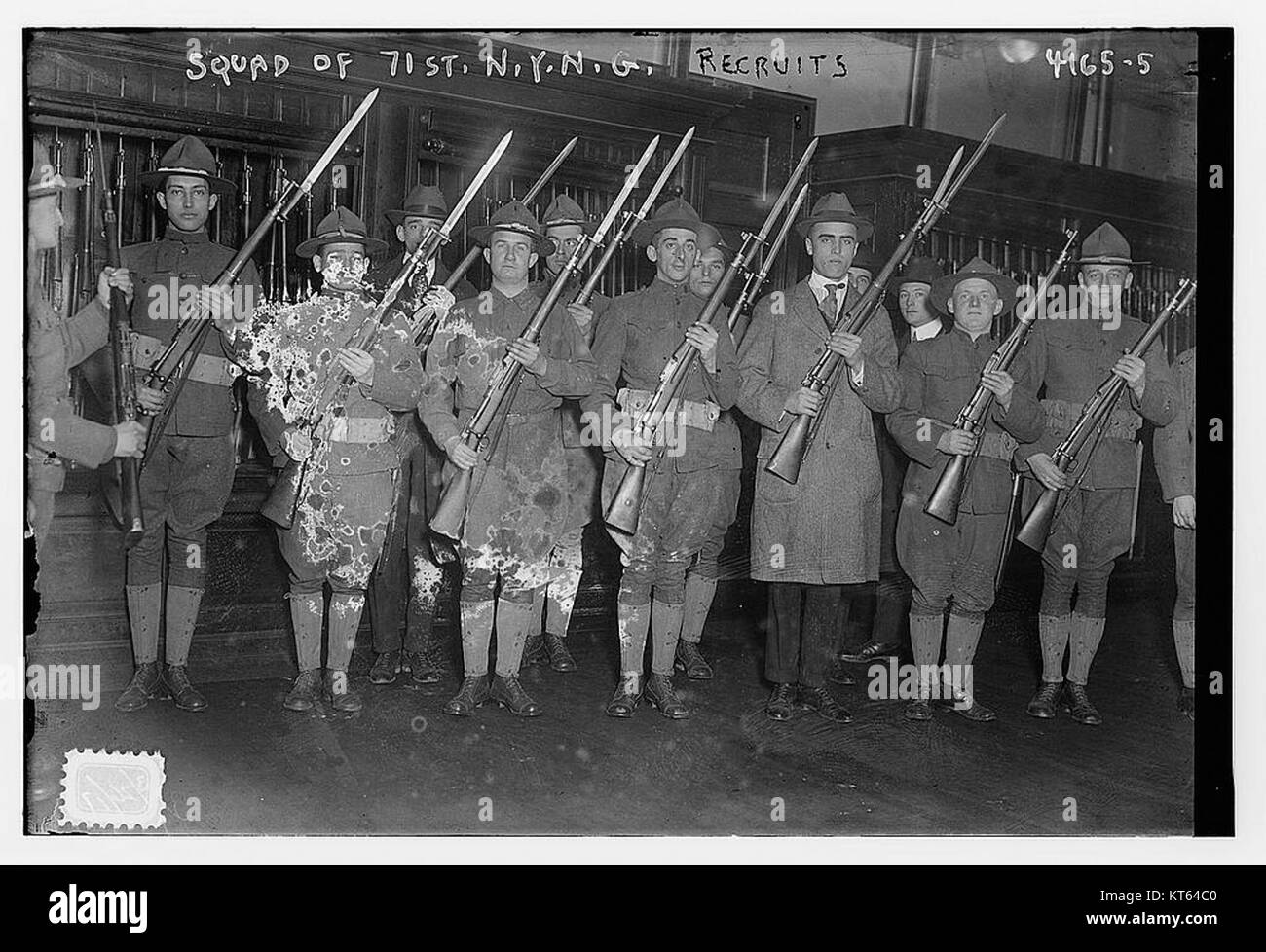 Dieses Bild zeigt eine Gruppe von Rekruten der 71. New Yorker Nationalgarde. Sie fängt die Gruppe in Uniform ein und stellt einen Moment in der Militärgeschichte des Staates New York dar. Stockfoto Dieses Bild zeigt eine Gruppe von Rekruten der 71. New Yorker Nationalgarde. Sie fängt die Gruppe in Uniform ein und stellt einen Moment in der Militärgeschichte des Staates New York dar. Stockfoto