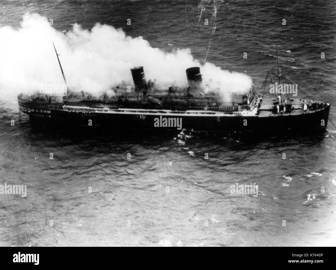 Die SS Morro Castle war ein Passagierschiff, das 1934 vor der Küste New Jerseys in Brand geriet. Dieses Bild fängt das brennende Schiff auf See ein, ein tragisches Ereignis in der maritimen Geschichte, das zu erheblichen Verlusten an Menschenleben führte. Stockfoto