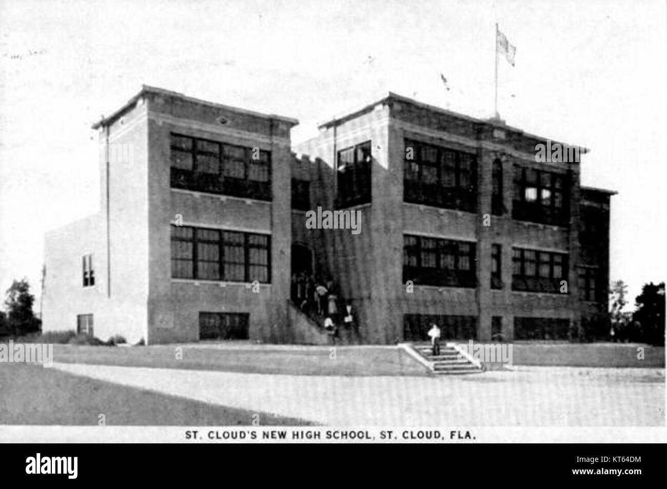 In St. Cloud, Florida, wird derzeit eine neue High School gebaut, die 2.500 Schüler aufnehmen soll. Der 345 000 Quadratmeter große Campus bietet Klassenzimmer, ein Fitnessstudio, eine Cafeteria, Sportplätze, Verwaltungsgebäude, und Handelsprogramme. Das dreistöckige Design zielt darauf ab, Überfüllungen zu vermeiden und soll im Sommer 2026 eröffnet werden. Stockfoto In St. Cloud, Florida, wird derzeit eine neue High School gebaut, die 2.500 Schüler aufnehmen soll. Der 345 000 Quadratmeter große Campus bietet Klassenzimmer, ein Fitnessstudio, eine Cafeteria, Sportplätze, Verwaltungsgebäude, und Handelsprogramme. Das dreistöckige Design zielt darauf ab, Überfüllungen zu vermeiden und soll im Sommer 2026 eröffnet werden. Stockfoto