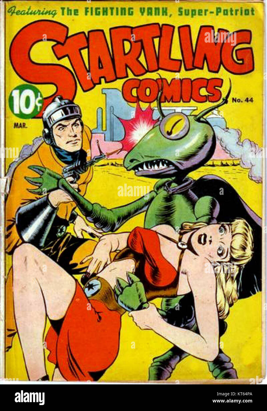 Startling Comics 44 zeigt Lance Lewis, eine beliebte Comicfigur. Diese Ausgabe, Teil der Serie, präsentiert spannende Abenteuer, bei denen der Held vor intensiven Herausforderungen steht. Die Cover und Geschichten spiegeln das goldene Zeitalter der Comicbücher wider und sprechen Fans von Vintage-Superheldengeschichten und illustrierter Action an. Stockfoto