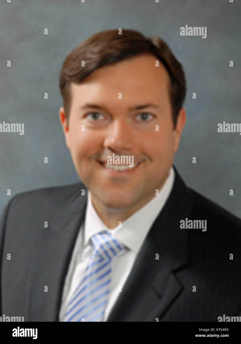 Porträt von Clay Ingram, der als Staatsvertreter fungiert und sein professionelles Auftreten und sein Auftreten in einem formellen Rahmen festgehalten. Stockfoto