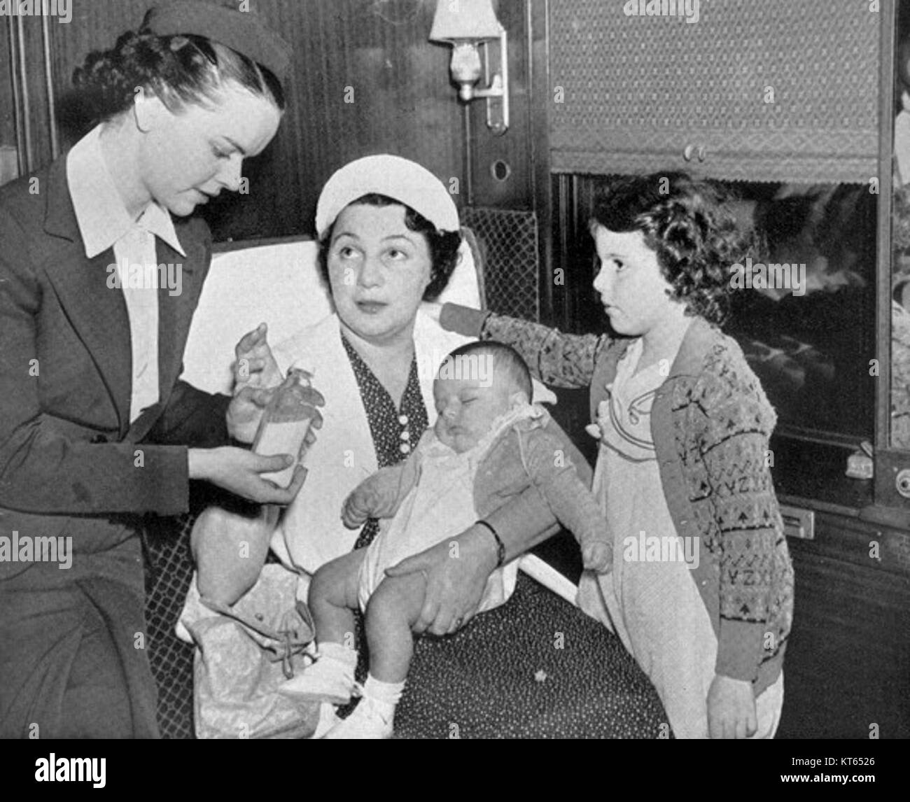 Das Foto zeigt eine Stewardess mit Passagieren an Bord des Luftschiffs Shenandoah im Jahr 1938, die die Anfänge der Flugreisen und das Passagiererlebnis während dieser Ära erfasst. Stockfoto