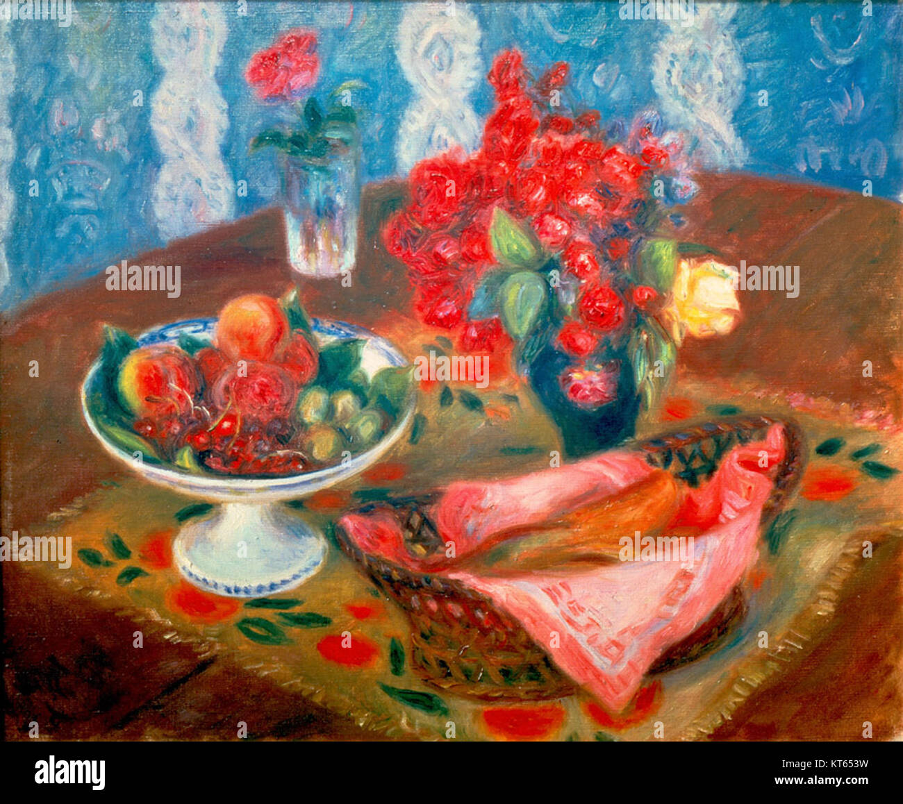 Dieses Gemälde, *Stillleben mit Rosen und Früchten* von William James Glackens, das um 1924 fertiggestellt wurde, fängt ein lebendiges Arrangement von Blumen und Früchten ein. Das Werk zeigt Glackens' Geschick in Stillleben-Kompositionen und seine Beherrschung von Farbe und Licht. Stockfoto
